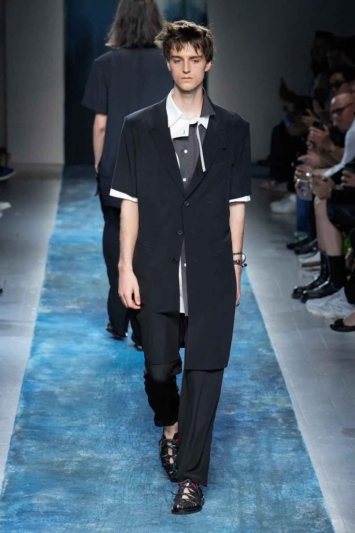 BST nam Yohji Yamamoto Xuân/Hè 2026 truyền tải thông điệp bảo vệ môi trường thông qua thời trang