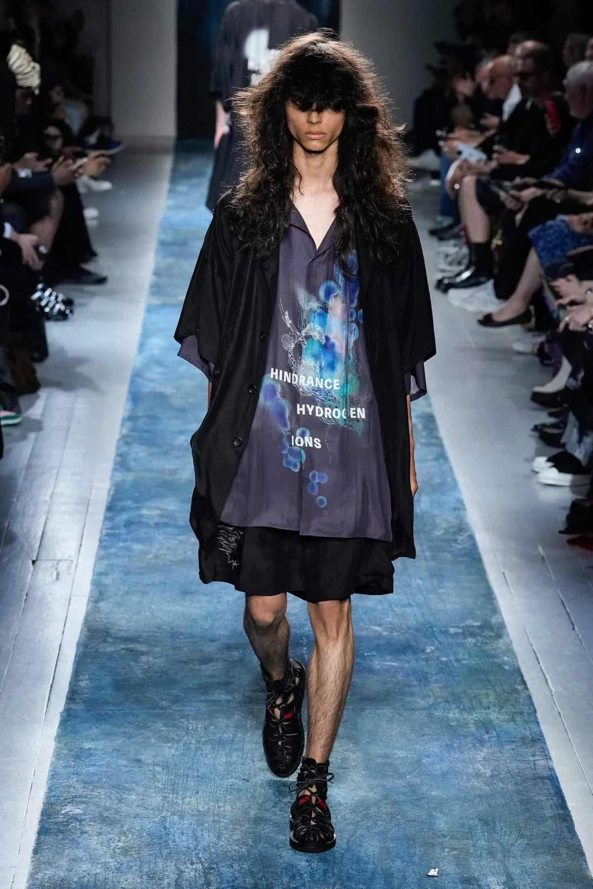 BST nam Yohji Yamamoto Xuân/Hè 2026 truyền tải thông điệp bảo vệ môi trường thông qua thời trang