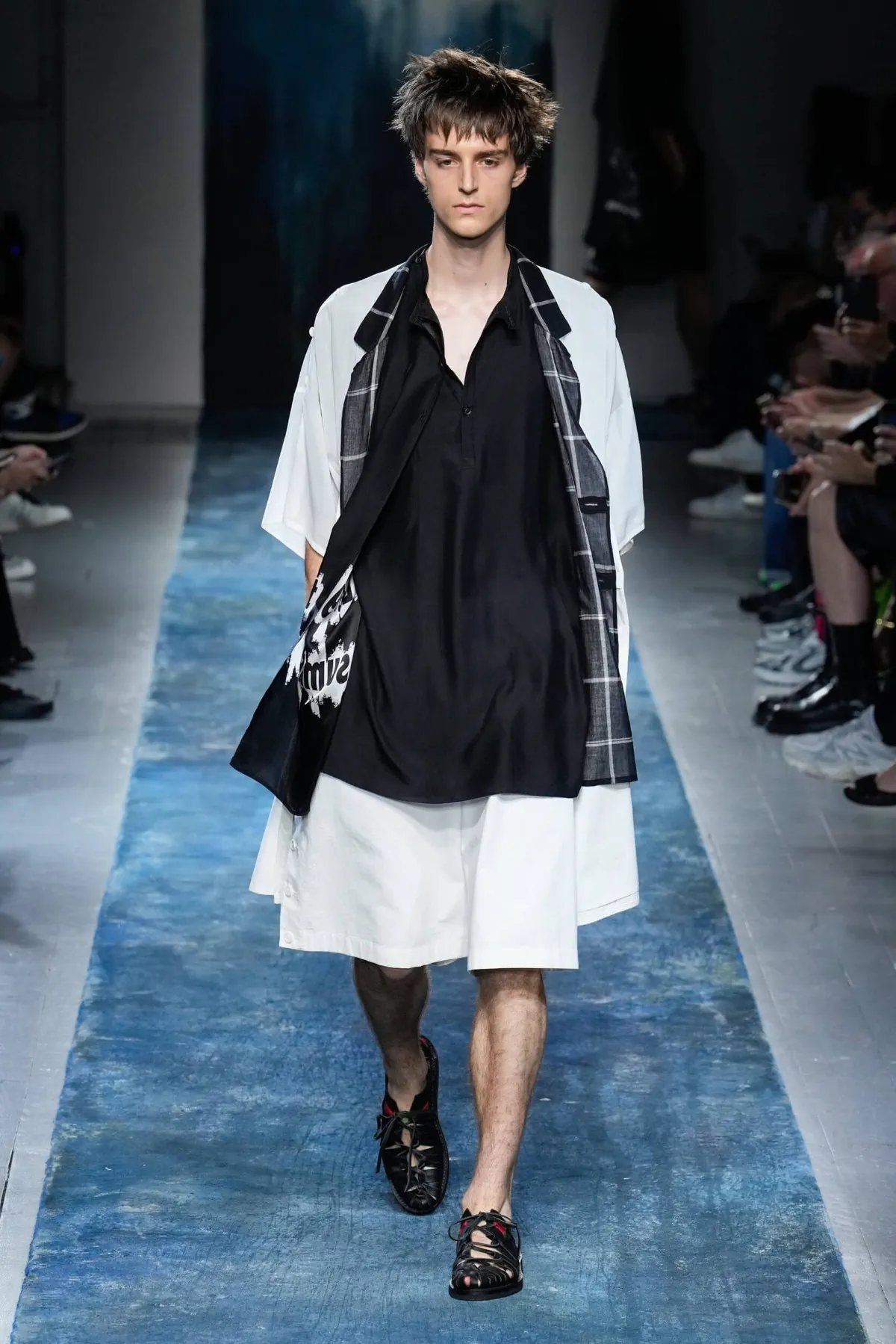 BST nam Yohji Yamamoto Xuân/Hè 2026 truyền tải thông điệp bảo vệ môi trường thông qua thời trang