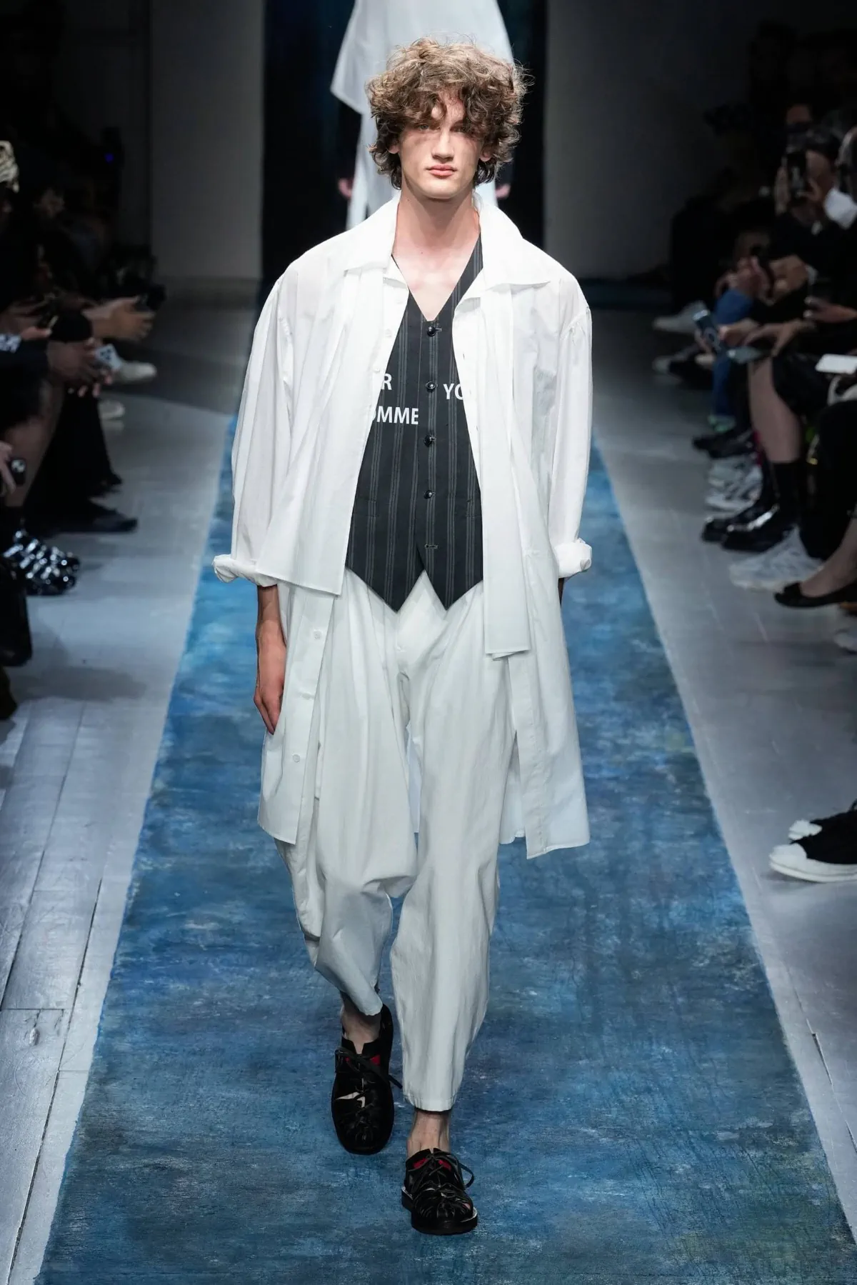 BST nam Yohji Yamamoto Xuân/Hè 2026 truyền tải thông điệp bảo vệ môi trường thông qua thời trang