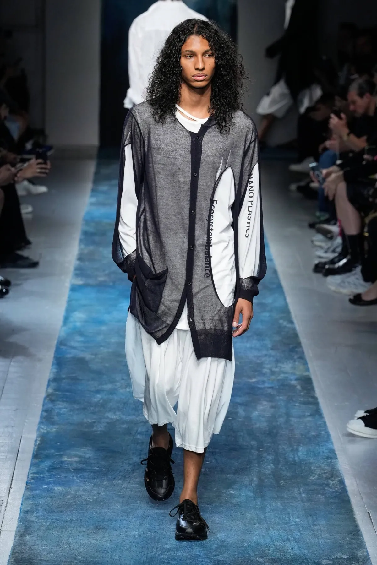 BST nam Yohji Yamamoto Xuân/Hè 2026 truyền tải thông điệp bảo vệ môi trường thông qua thời trang