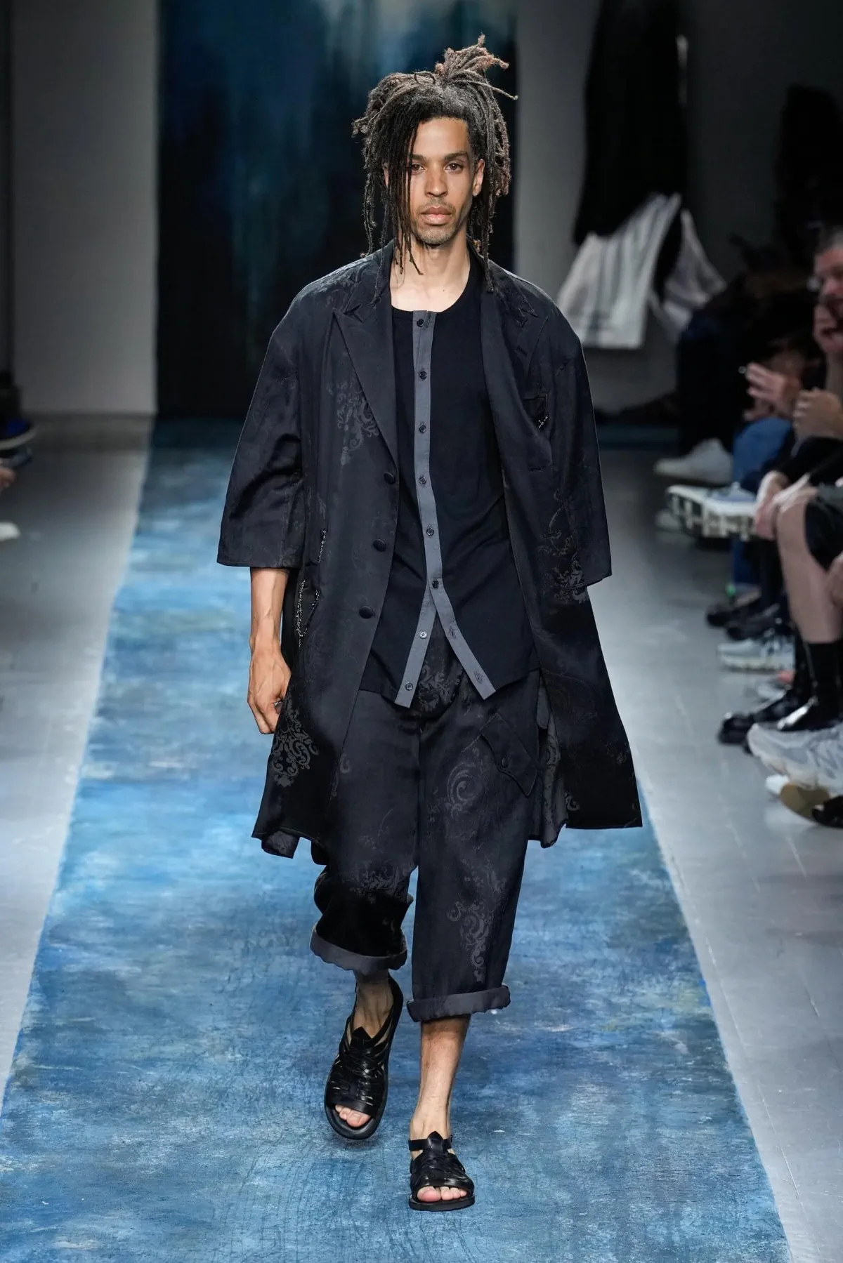 BST nam Yohji Yamamoto Xuân/Hè 2026 truyền tải thông điệp bảo vệ môi trường thông qua thời trang