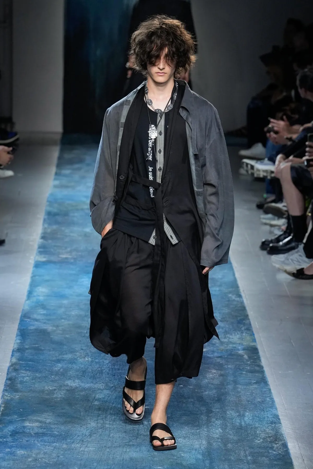 BST nam Yohji Yamamoto Xuân/Hè 2026 truyền tải thông điệp bảo vệ môi trường thông qua thời trang