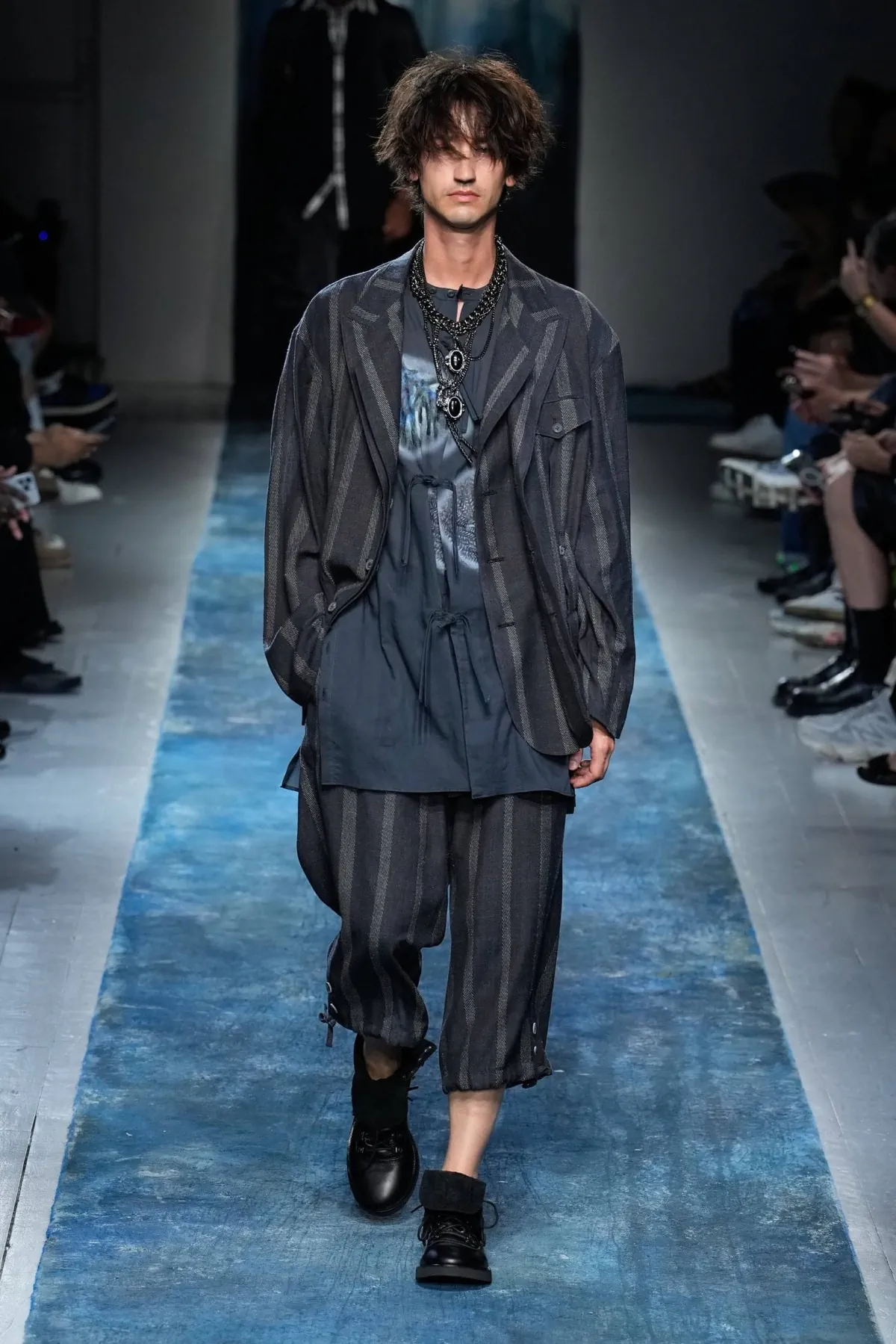 BST nam Yohji Yamamoto Xuân/Hè 2026 truyền tải thông điệp bảo vệ môi trường thông qua thời trang