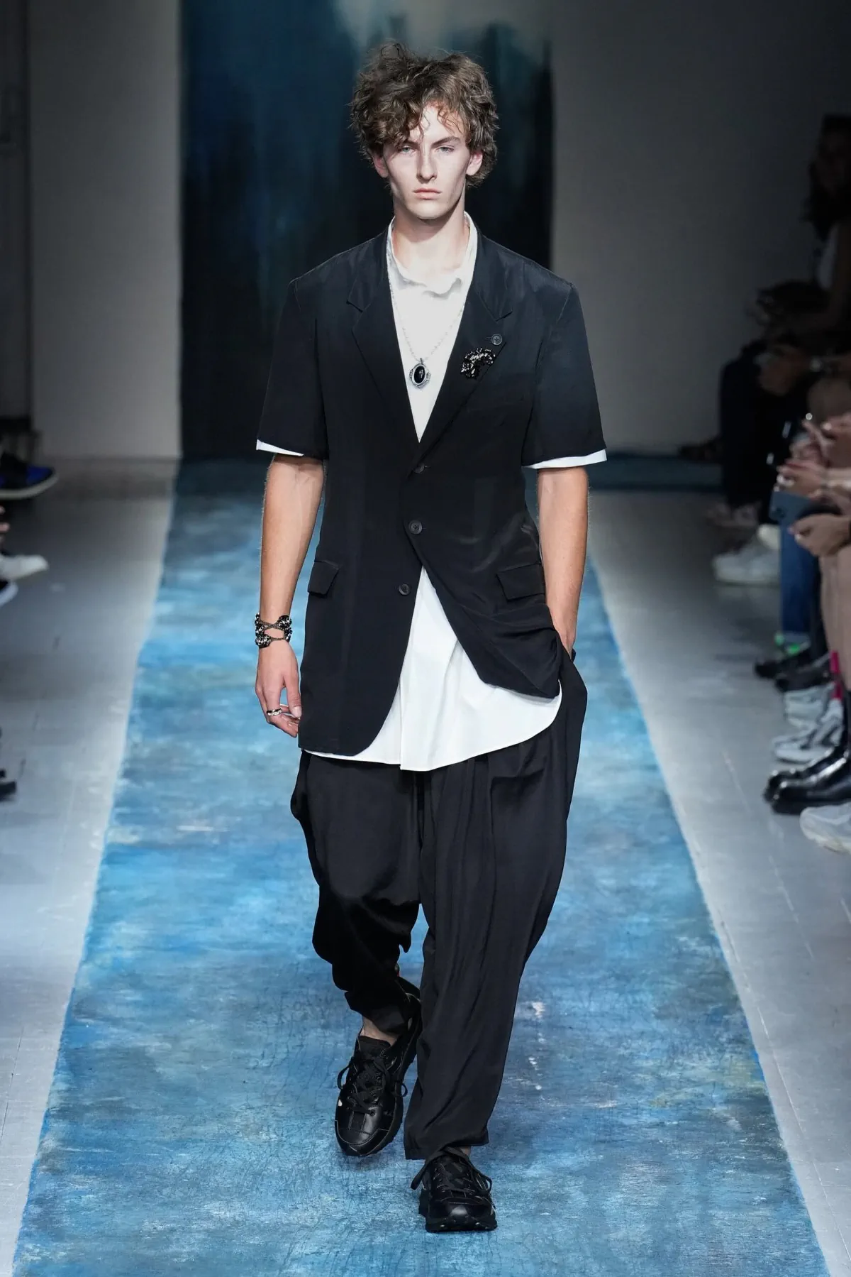 BST nam Yohji Yamamoto Xuân/Hè 2026 truyền tải thông điệp bảo vệ môi trường thông qua thời trang