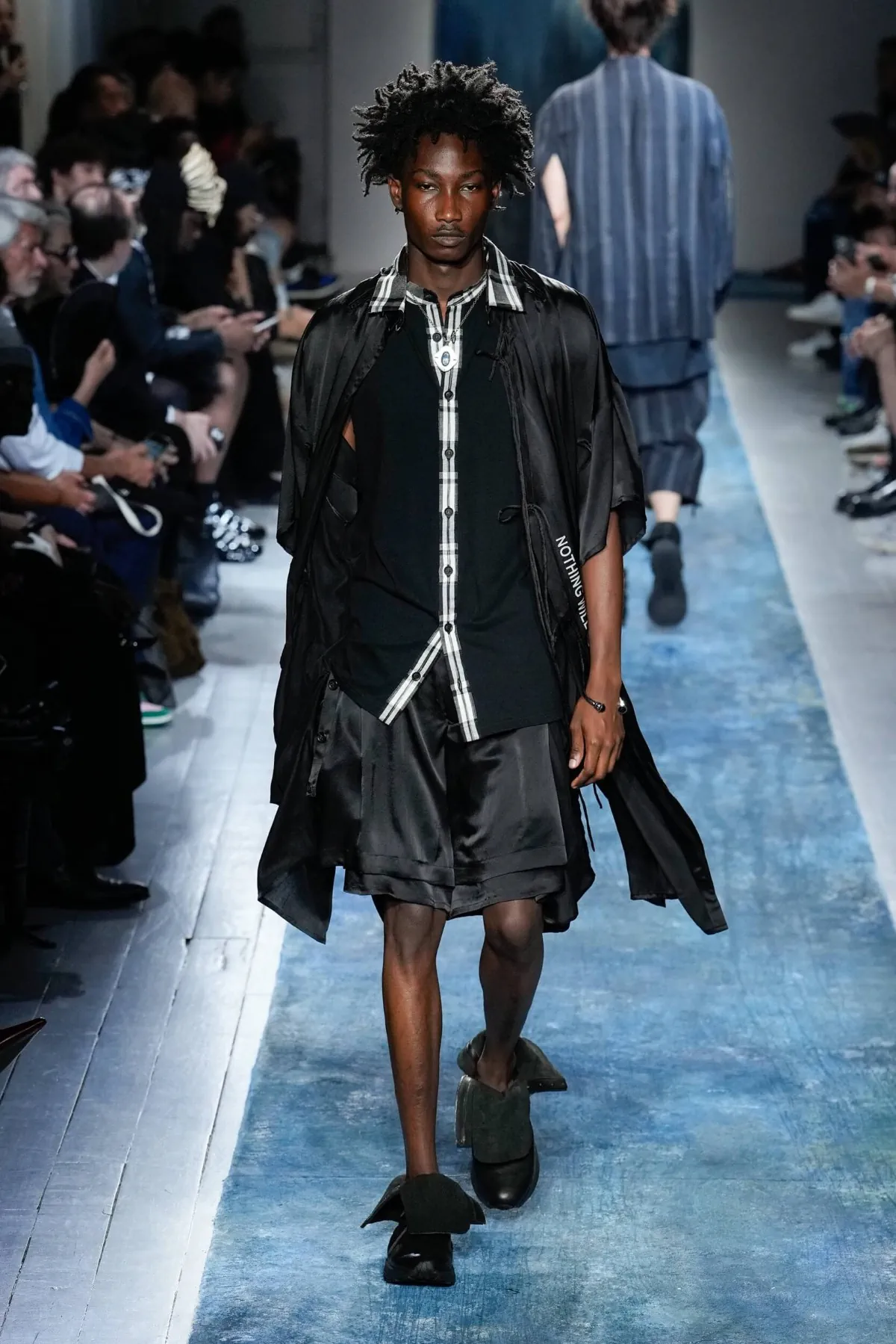 BST nam Yohji Yamamoto Xuân/Hè 2026 truyền tải thông điệp bảo vệ môi trường thông qua thời trang