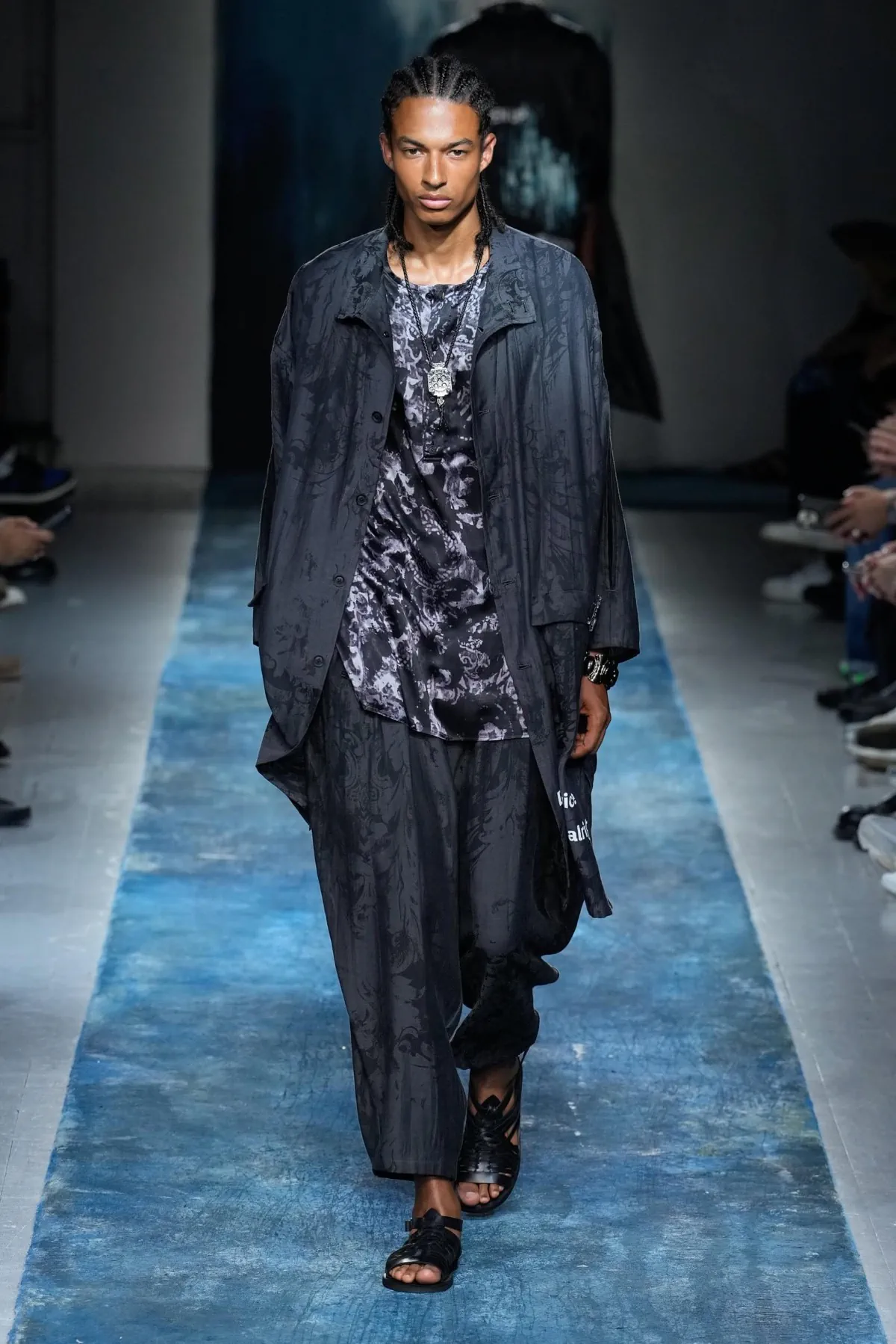 BST nam Yohji Yamamoto Xuân/Hè 2026 truyền tải thông điệp bảo vệ môi trường thông qua thời trang