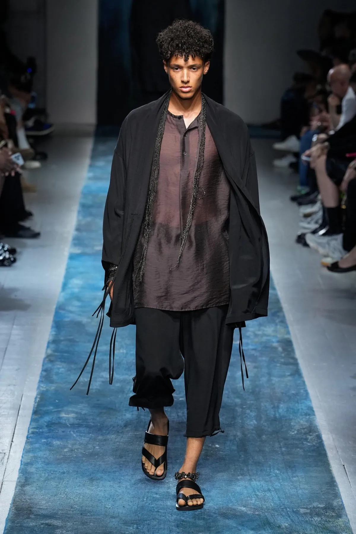 BST nam Yohji Yamamoto Xuân/Hè 2026 truyền tải thông điệp bảo vệ môi trường thông qua thời trang