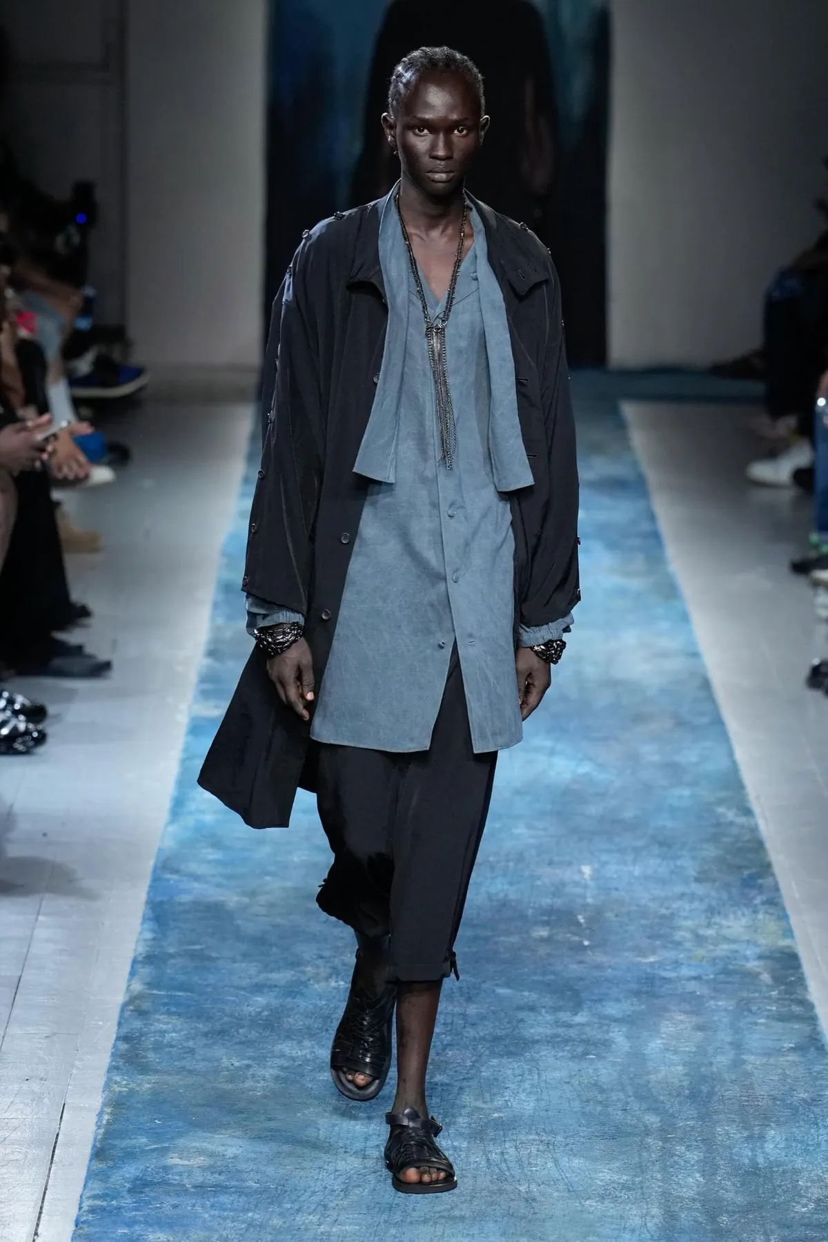 BST nam Yohji Yamamoto Xuân/Hè 2026 truyền tải thông điệp bảo vệ môi trường thông qua thời trang