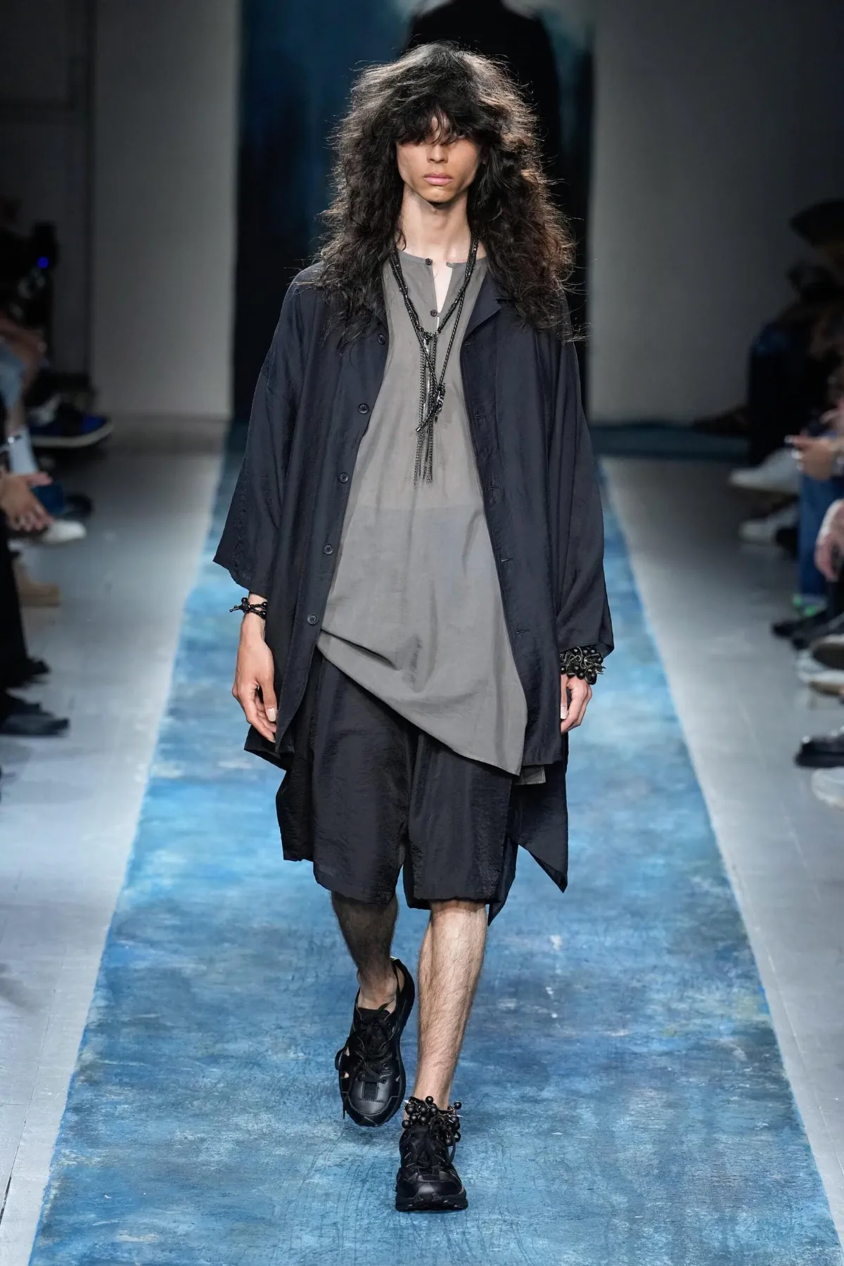 BST nam Yohji Yamamoto Xuân/Hè 2026 truyền tải thông điệp bảo vệ môi trường thông qua thời trang