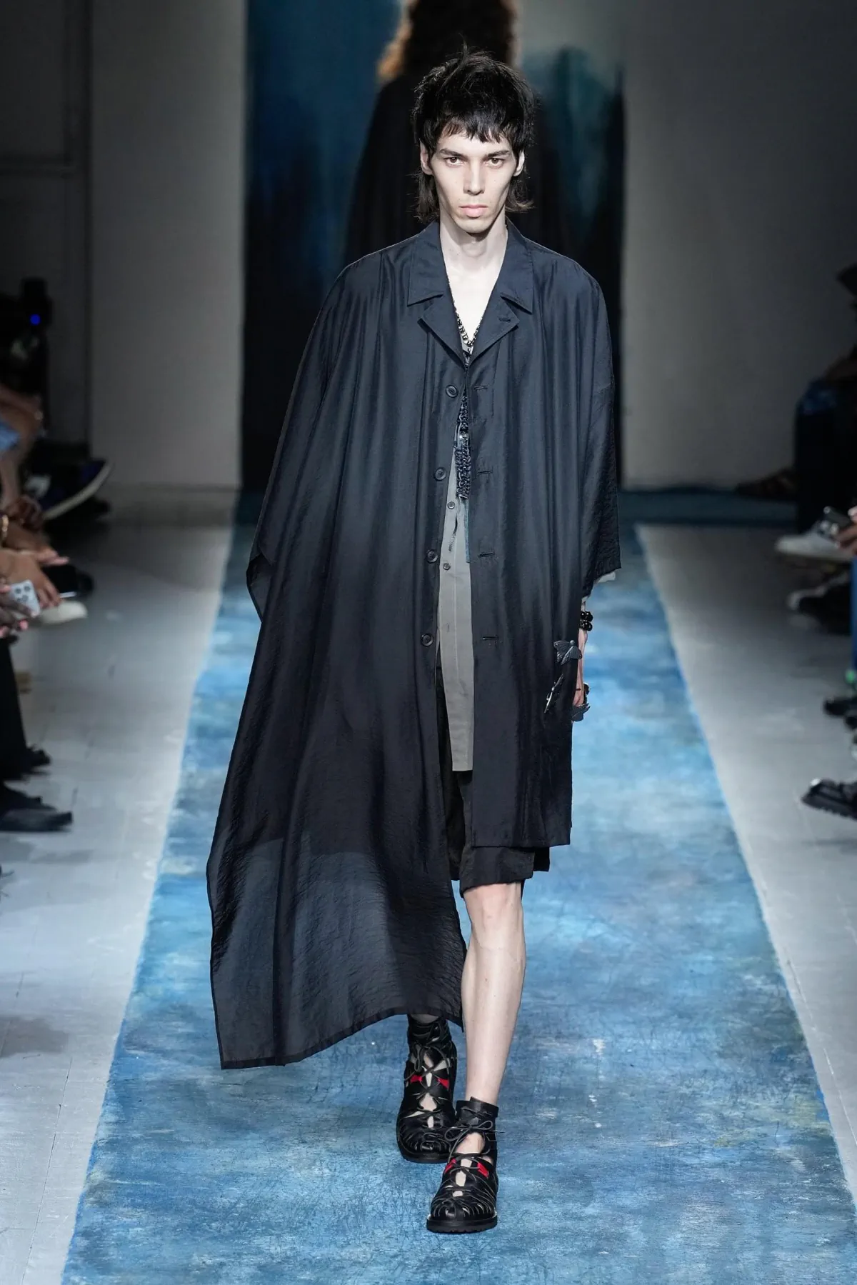 BST nam Yohji Yamamoto Xuân/Hè 2026 truyền tải thông điệp bảo vệ môi trường thông qua thời trang