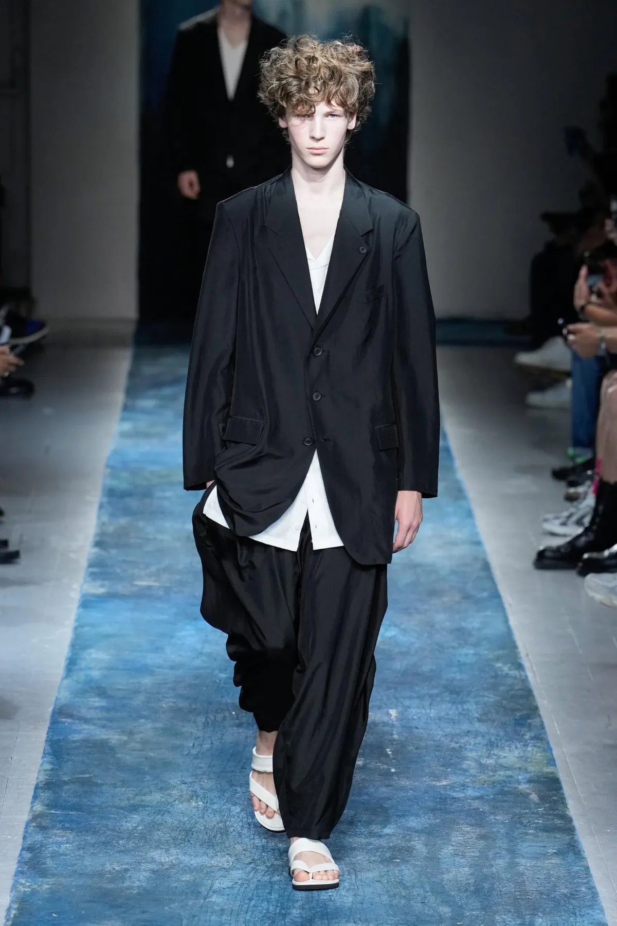 BST nam Yohji Yamamoto Xuân/Hè 2026 truyền tải thông điệp bảo vệ môi trường thông qua thời trang
