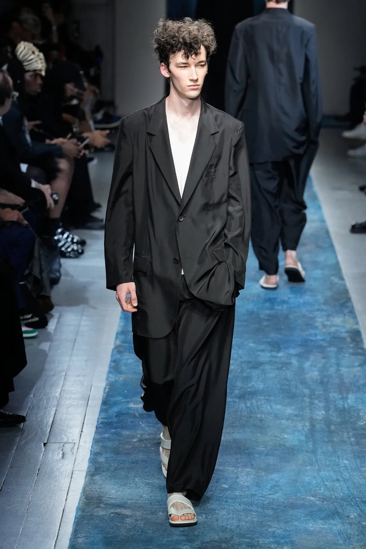 BST nam Yohji Yamamoto Xuân/Hè 2026 truyền tải thông điệp bảo vệ môi trường thông qua thời trang
