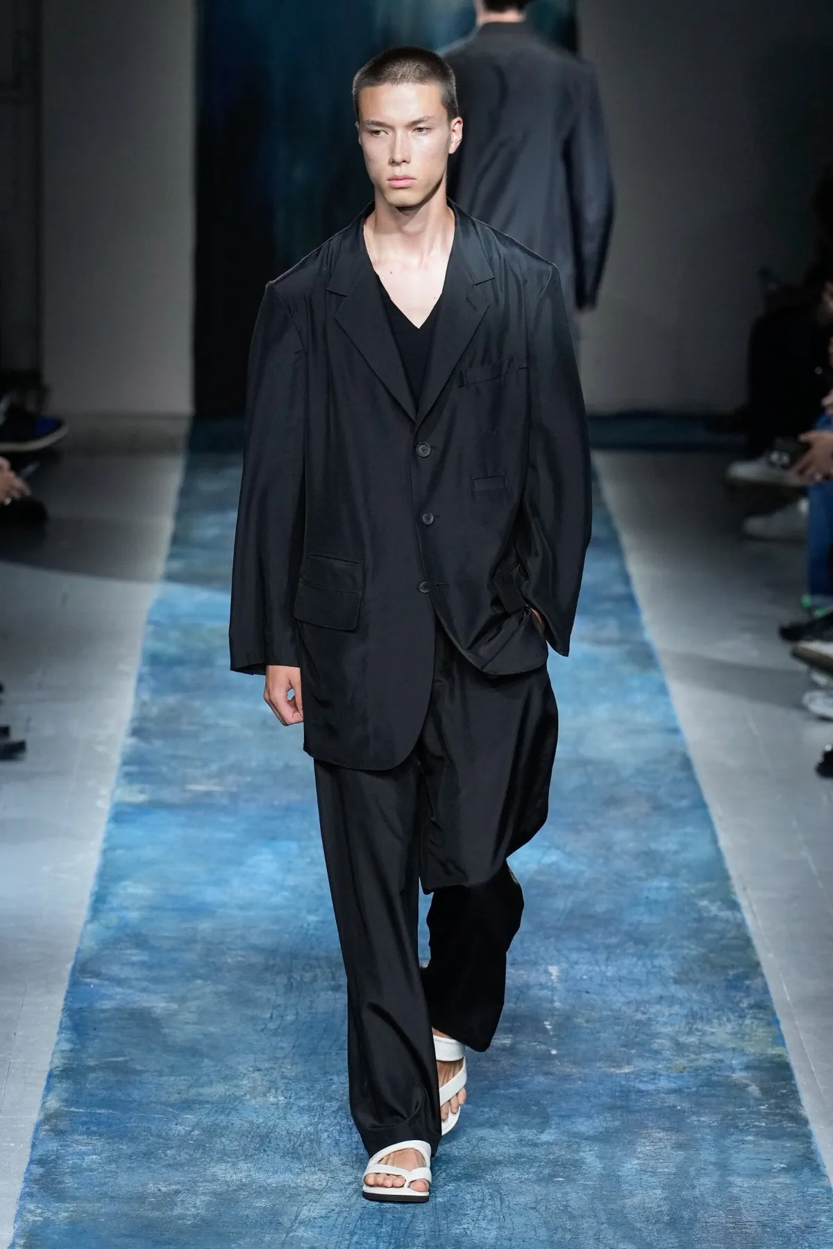 BST nam Yohji Yamamoto Xuân/Hè 2026 truyền tải thông điệp bảo vệ môi trường thông qua thời trang