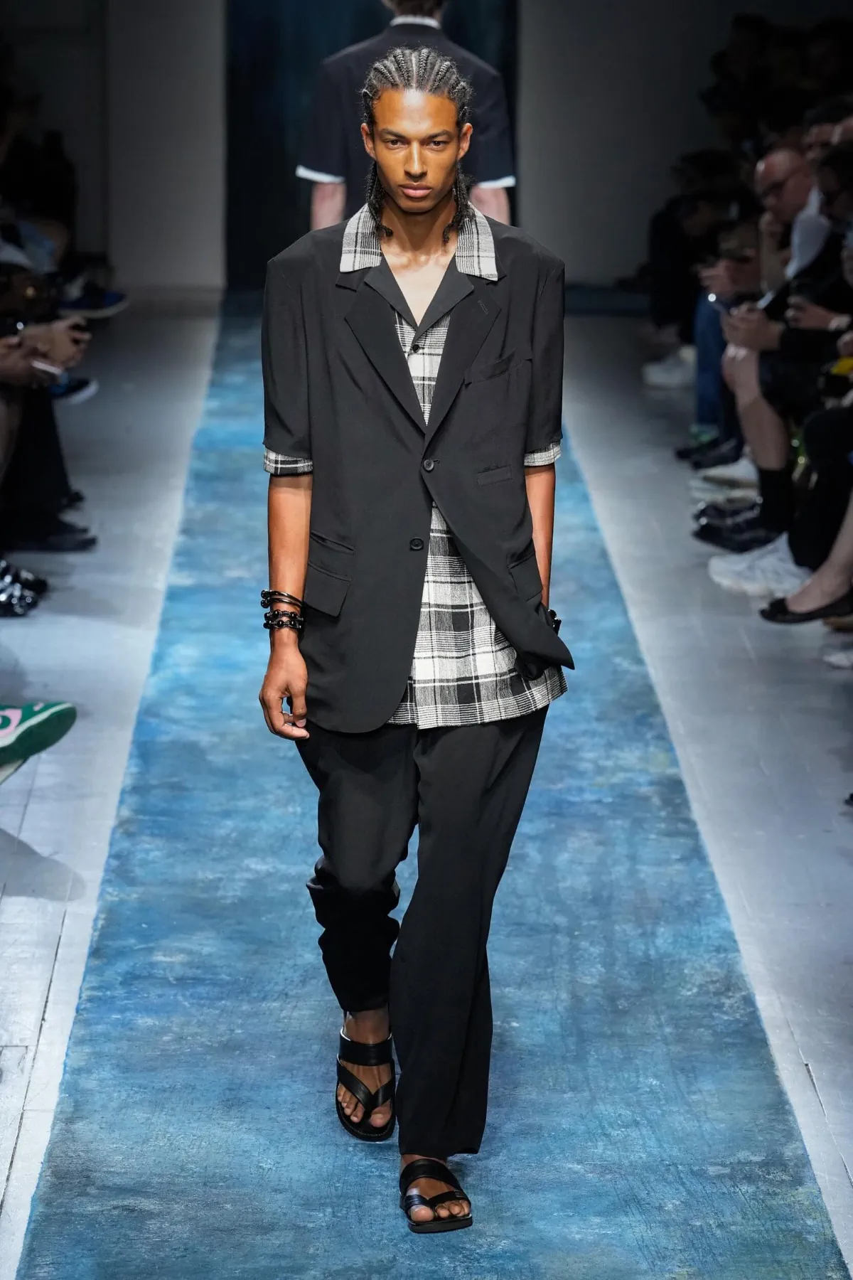 BST nam Yohji Yamamoto Xuân/Hè 2026 truyền tải thông điệp bảo vệ môi trường thông qua thời trang