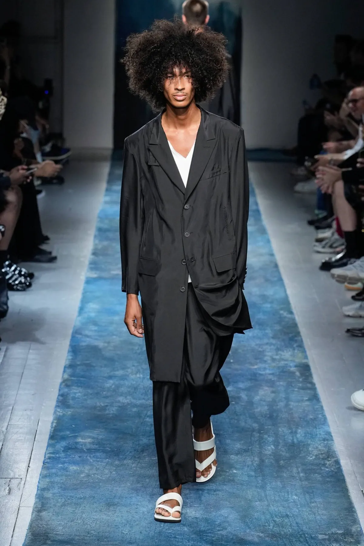 BST nam Yohji Yamamoto Xuân/Hè 2026 truyền tải thông điệp bảo vệ môi trường thông qua thời trang