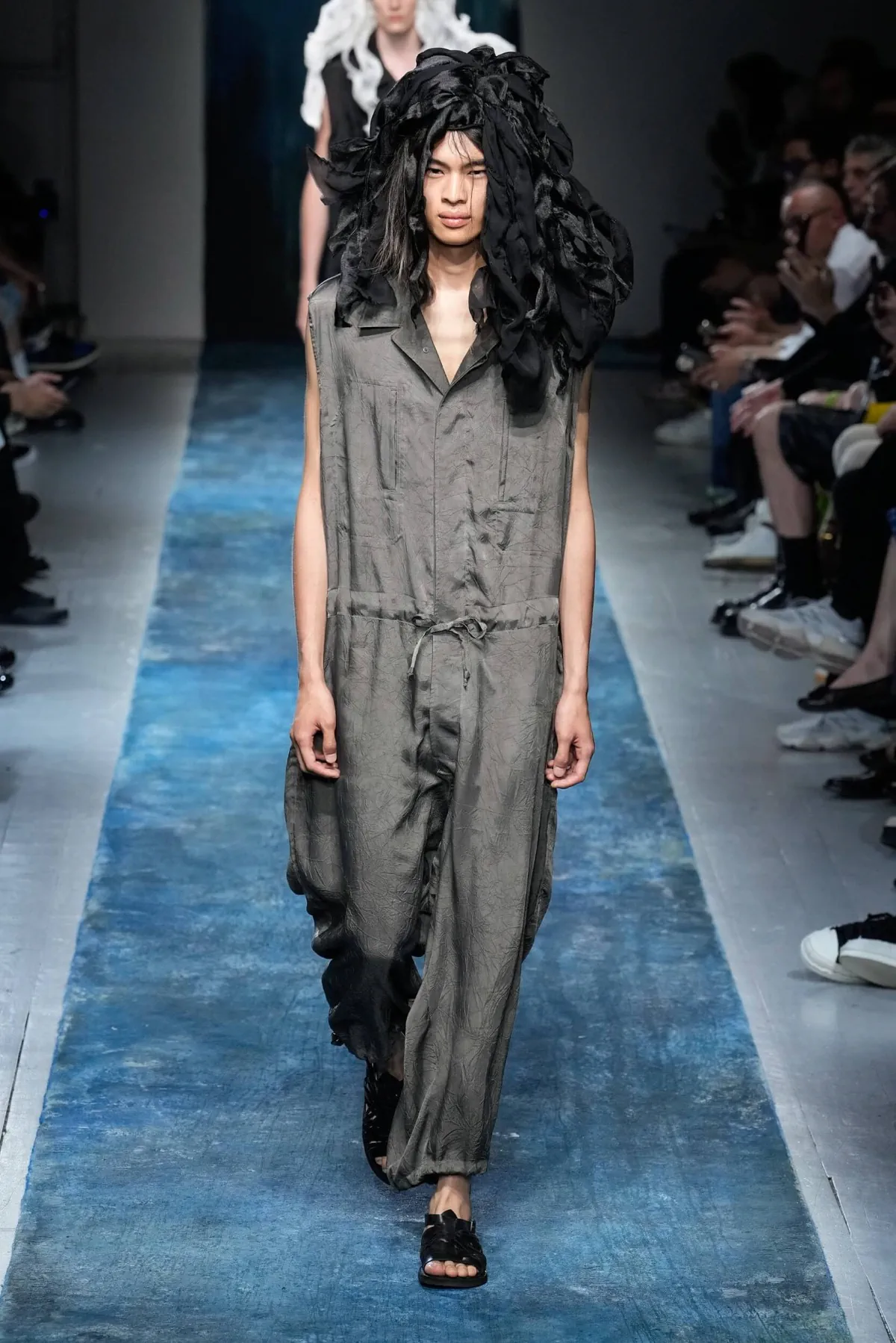 BST nam Yohji Yamamoto Xuân/Hè 2026 truyền tải thông điệp bảo vệ môi trường thông qua thời trang