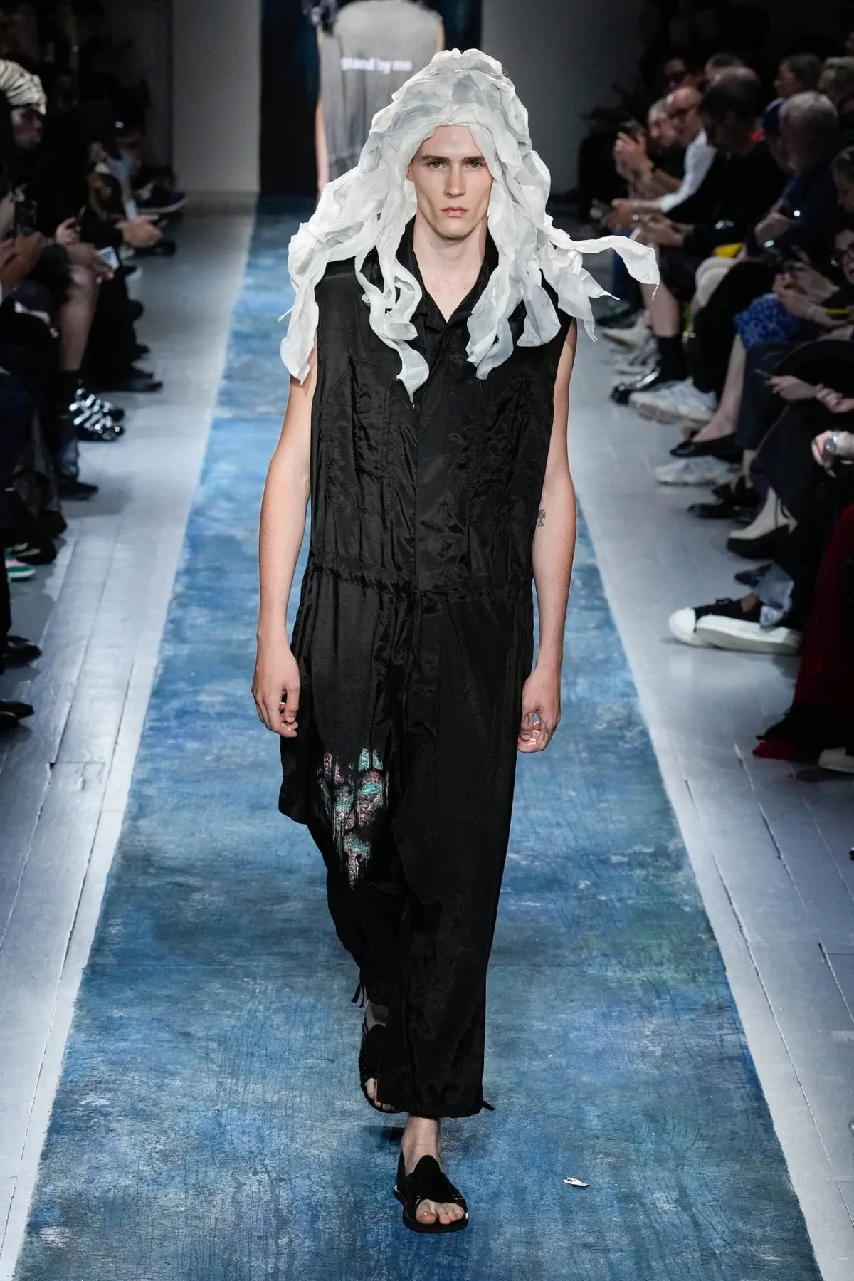 BST nam Yohji Yamamoto Xuân/Hè 2026 truyền tải thông điệp bảo vệ môi trường thông qua thời trang BST nam Yohji Yamamoto Xuân/Hè 2026 truyền tải thông điệp bảo vệ môi trường thông qua thời trang