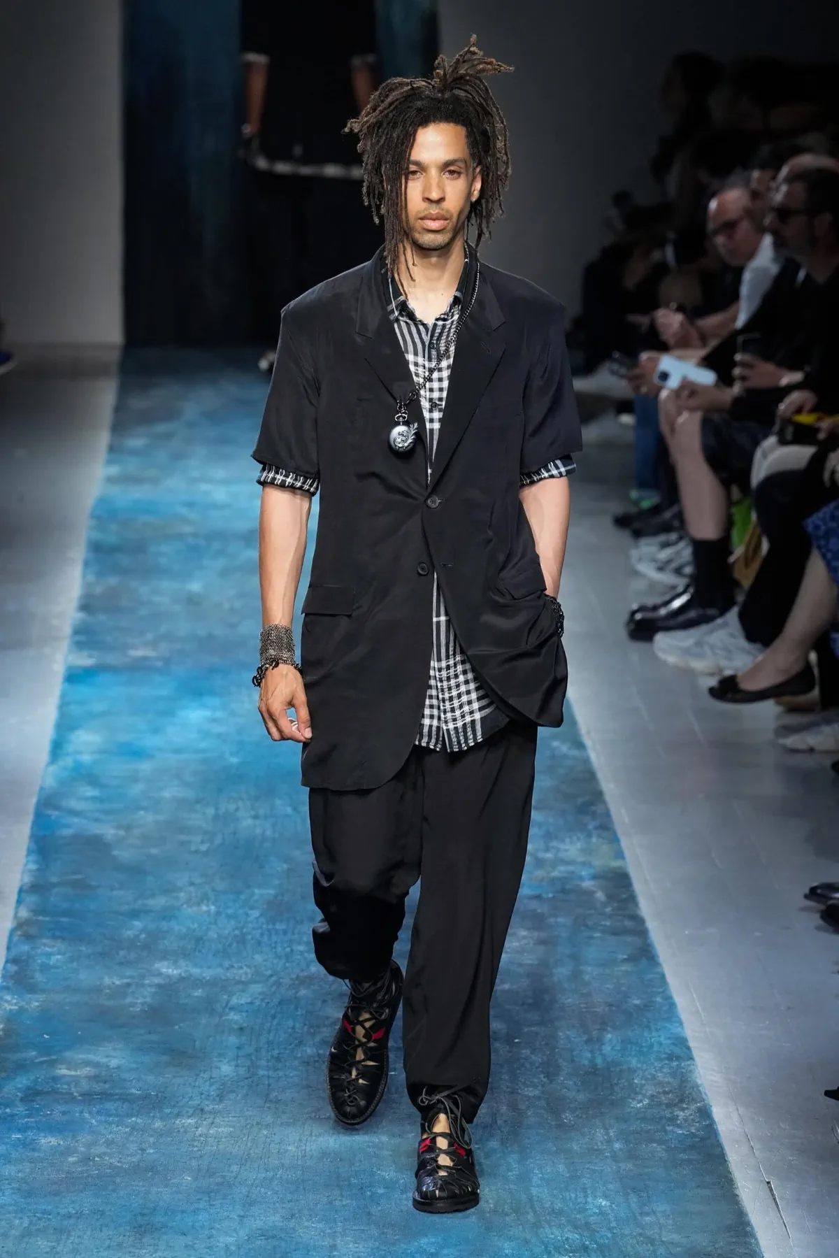 BST nam Yohji Yamamoto Xuân/Hè 2026 truyền tải thông điệp bảo vệ môi trường thông qua thời trang
