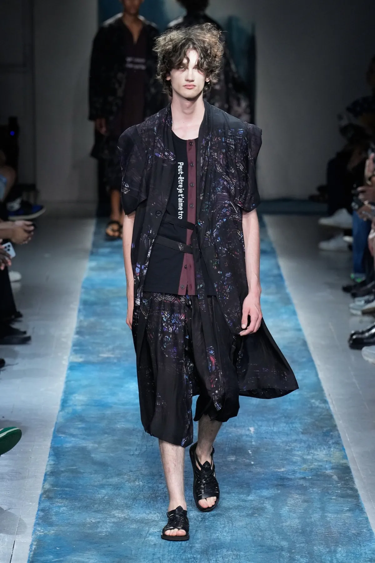 BST nam Yohji Yamamoto Xuân/Hè 2026 truyền tải thông điệp bảo vệ môi trường thông qua thời trang