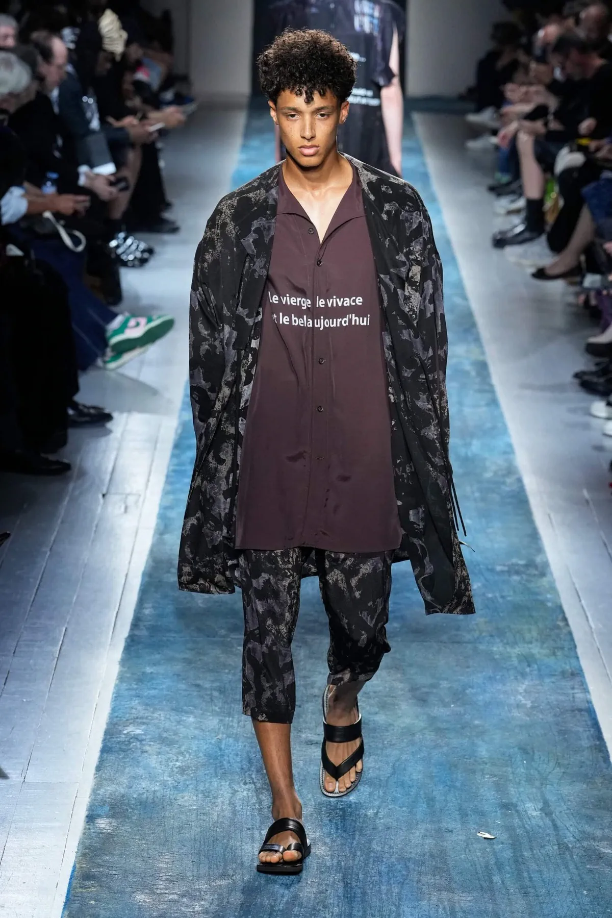 BST nam Yohji Yamamoto Xuân/Hè 2026 truyền tải thông điệp bảo vệ môi trường thông qua thời trang