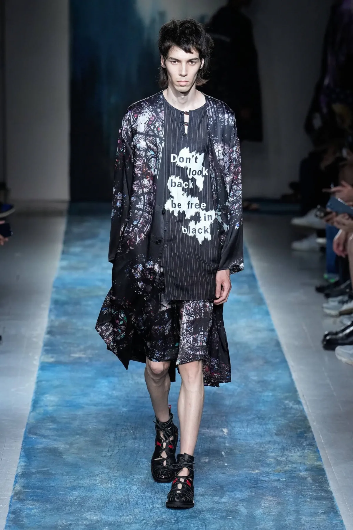 BST nam Yohji Yamamoto Xuân/Hè 2026 truyền tải thông điệp bảo vệ môi trường thông qua thời trang