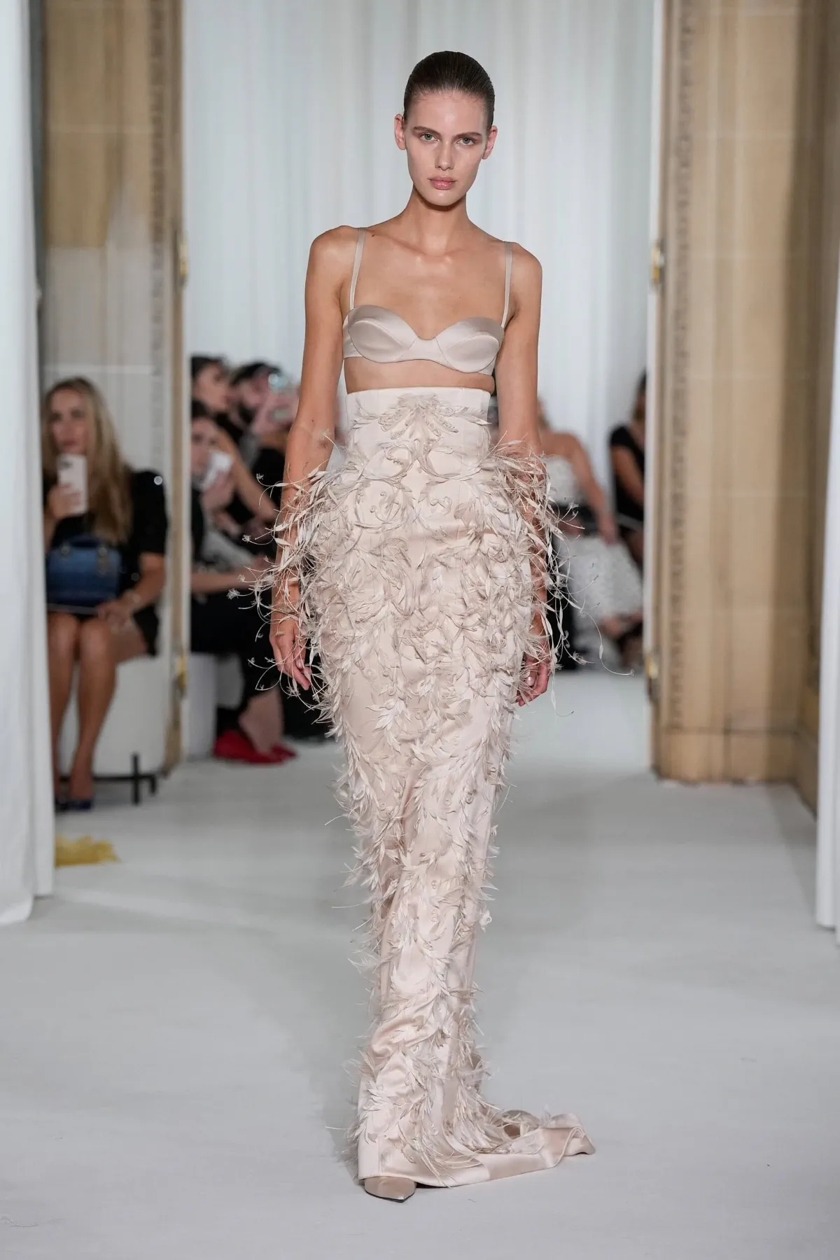 Ashi Studio Haute Couture Thu/Đông 2025 khám phá vẻ đẹp của bóng tối Ashi Studio Haute Couture Thu/Đông 2025