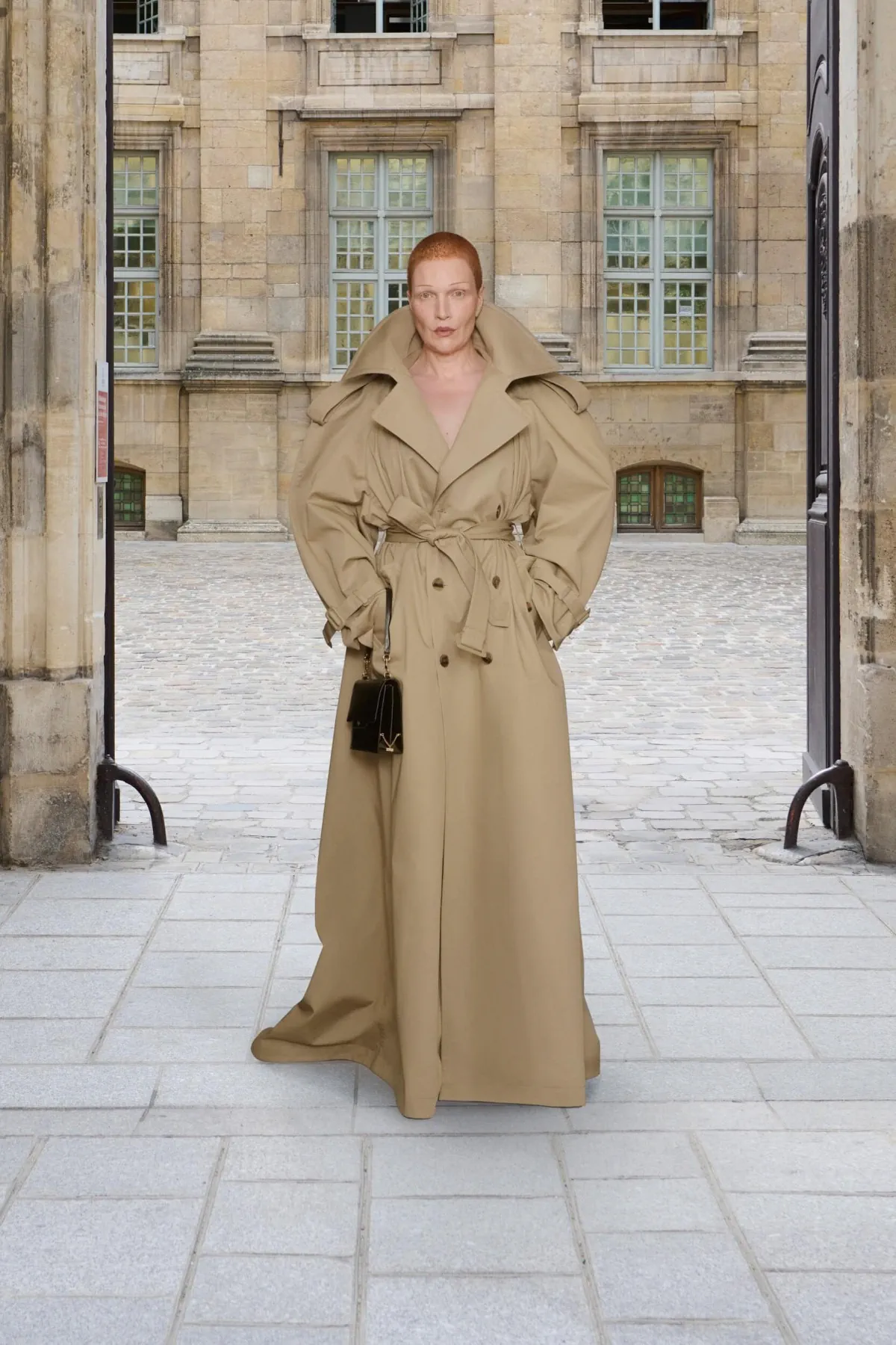 Balenciaga Haute Couture Thu/Đông 2025: Dấu chấm hết cho kỷ nguyên của Demna