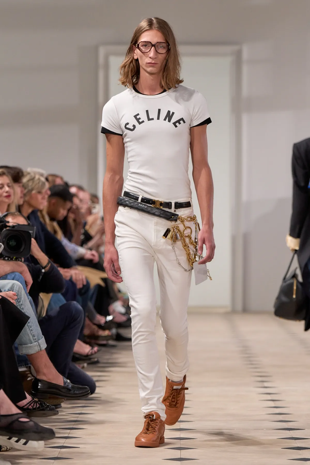 Michael Rider hồi sinh quần jeans skinny và khăn lụa cho Celine Xuân/Hè 2026 Celine Xuân/Hè 2026