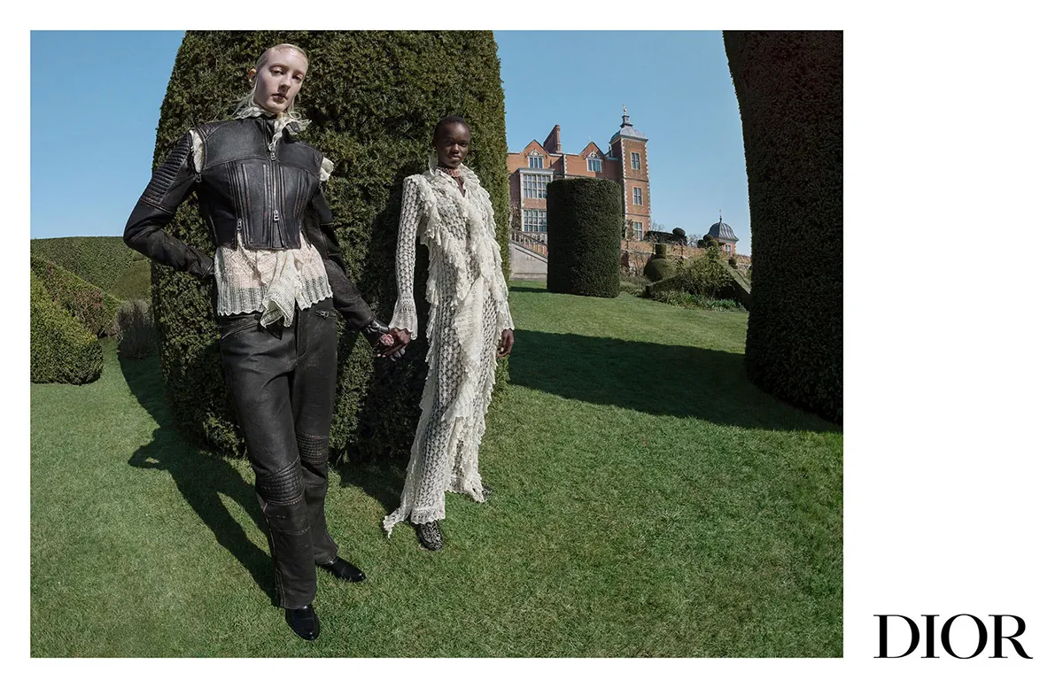 Chiến dịch quảng cáo Dior Thu/Đông 2025: Lạc vào “mê cung” siêu thực qua lăng kính của Tim Walker Chiến dịch quảng cáo Dior Thu/Đông 2025: Lạc vào “mê cung” siêu thực qua lăng kính của Tim Walker