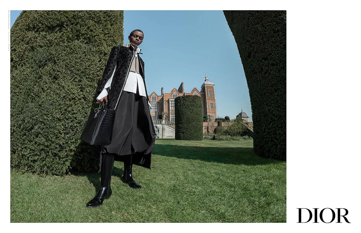 Chiến dịch quảng cáo Dior Thu/Đông 2025: Lạc vào “mê cung” siêu thực qua lăng kính của Tim Walker Chiến dịch quảng cáo Dior Thu/Đông 2025: Lạc vào “mê cung” siêu thực qua lăng kính của Tim Walker