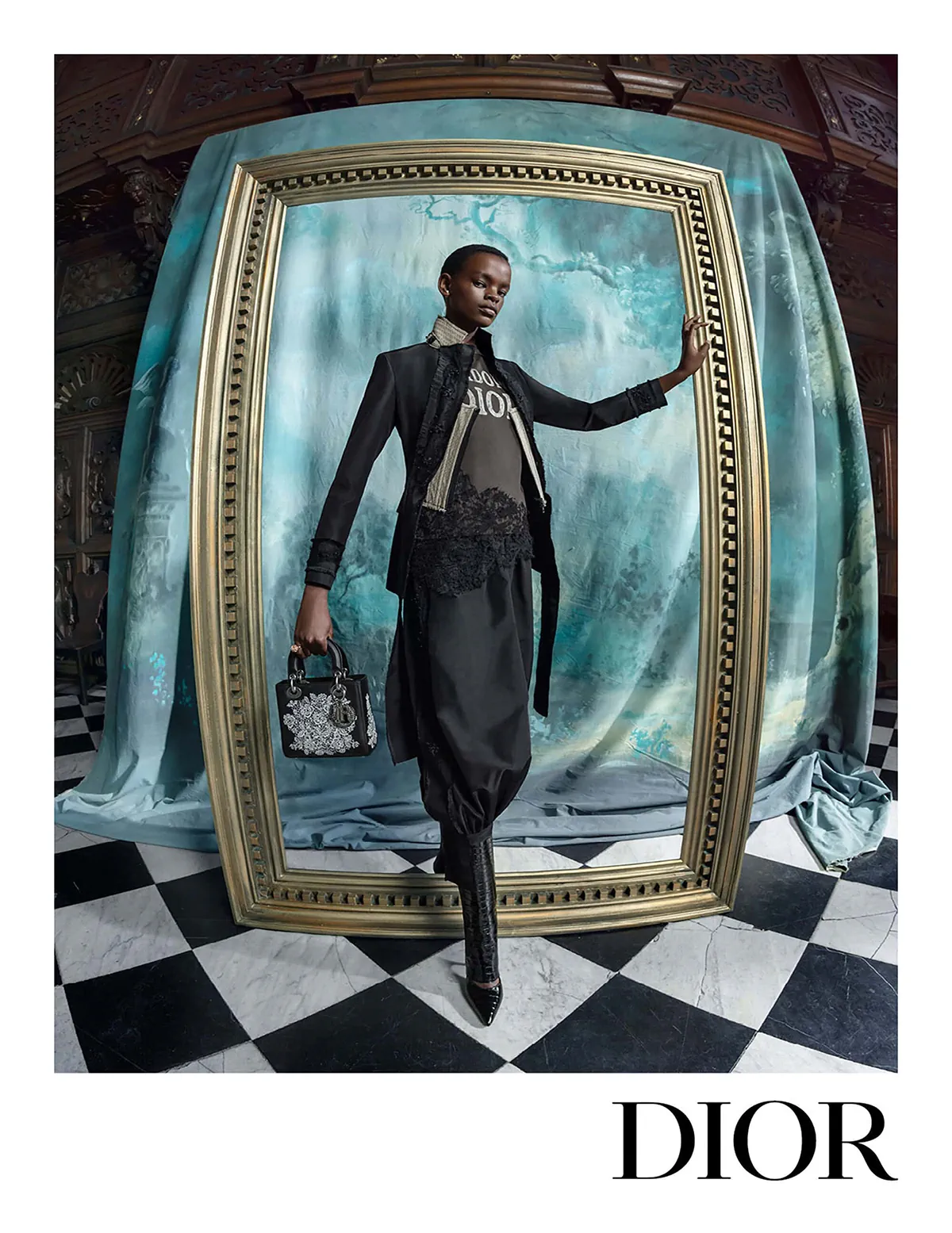 Chiến dịch quảng cáo Dior Thu/Đông 2025: Lạc vào “mê cung” siêu thực qua lăng kính của Tim Walker Chiến dịch quảng cáo Dior Thu/Đông 2025: Lạc vào “mê cung” siêu thực qua lăng kính của Tim Walker