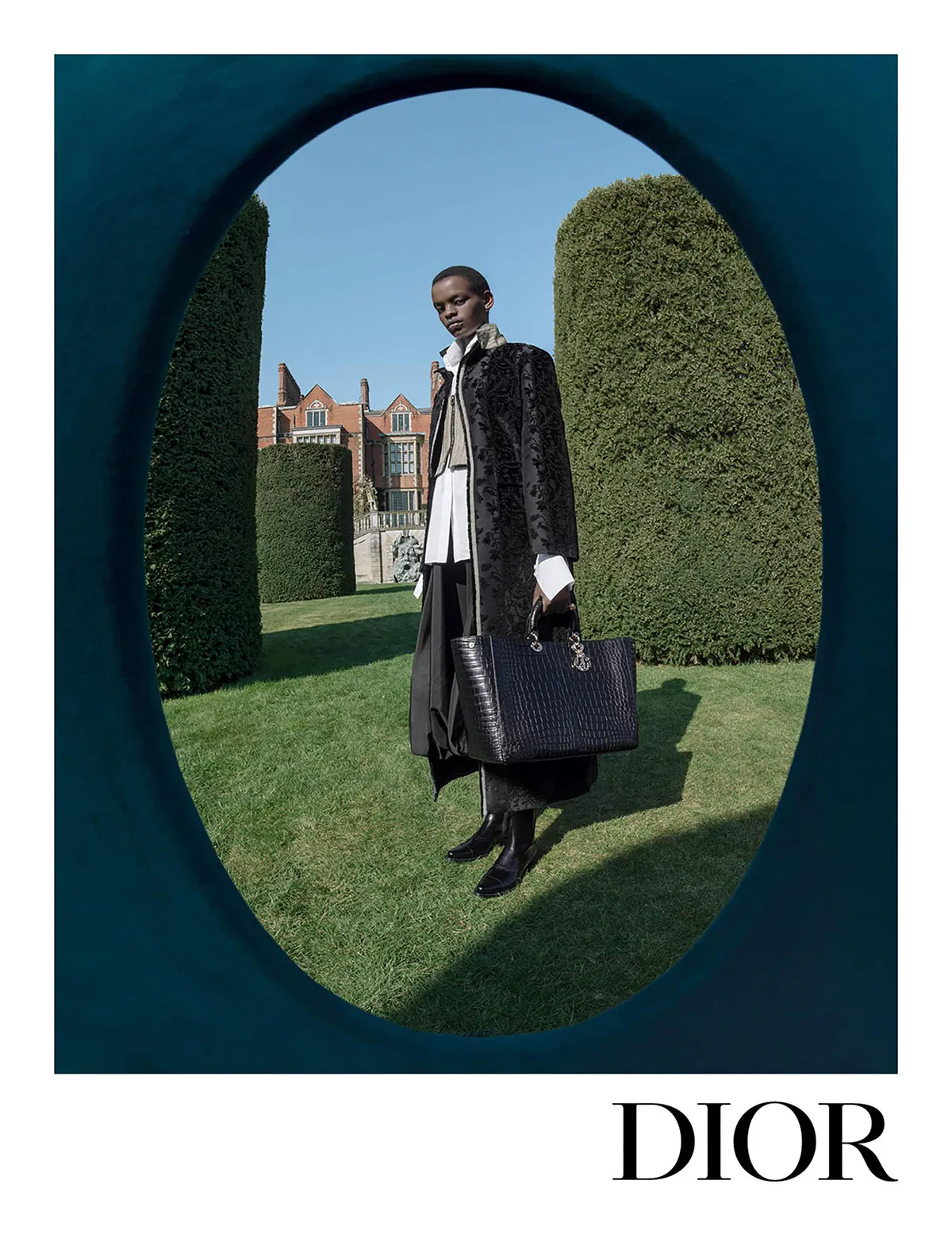 Chiến dịch quảng cáo Dior Thu/Đông 2025: Lạc vào “mê cung” siêu thực qua lăng kính của Tim Walker Chiến dịch quảng cáo Dior Thu/Đông 2025: Lạc vào “mê cung” siêu thực qua lăng kính của Tim Walker