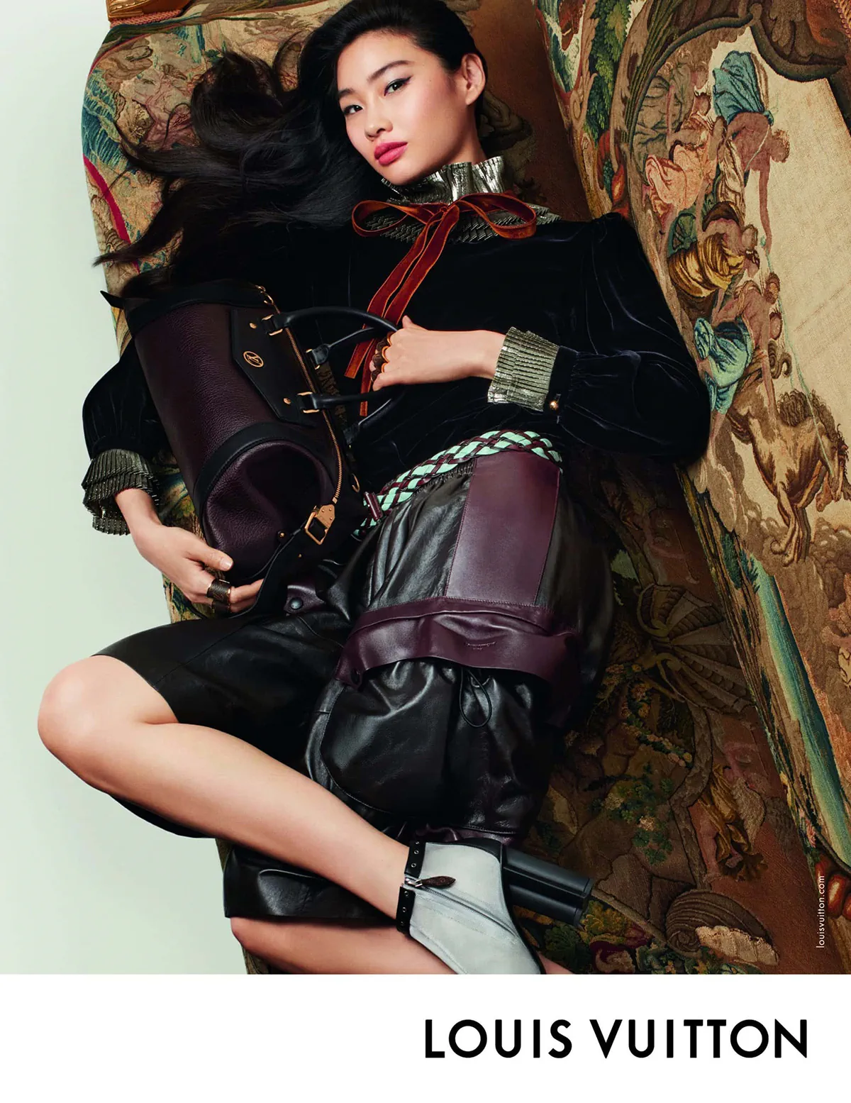 Chiến dịch quảng cáo Louis Vuitton Thu/Đông 2025 tĩnh lặng và đầy suy tư Chiến dịch quảng cáo Louis Vuitton Thu/Đông 2025 tĩnh lặng và đầy suy tư