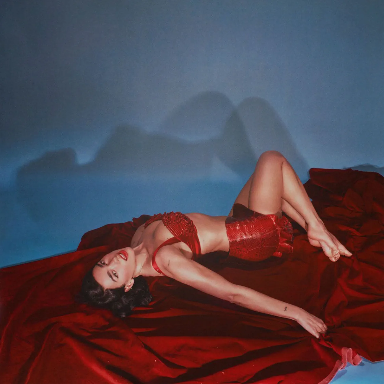Vogue Anh 07/2025: Dua Lipa chụp bởi David Sims Vogue Anh 07/2025: Dua Lipa chụp bởi David Sims