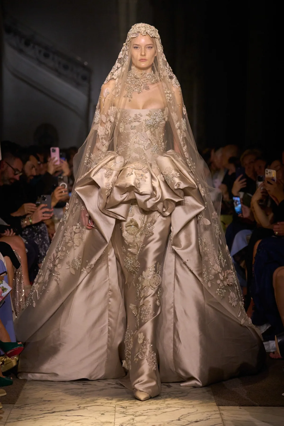 Elie Saab Haute Couture Thu/Đông 2025: Tạm biệt kỷ nguyên tối giản Elie Saab Haute Couture Thu/Đông 2025