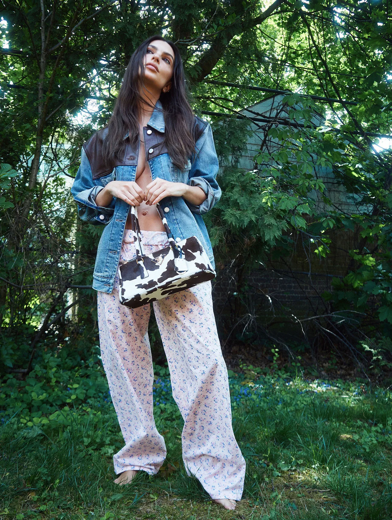 Elle Anh 07-08/2025: Emily Ratajkowski mặc Prada, chụp bởi Morgan Maher Elle Anh 07-08/2025: Emily Ratajkowski mặc Prada, chụp bởi Morgan Maher