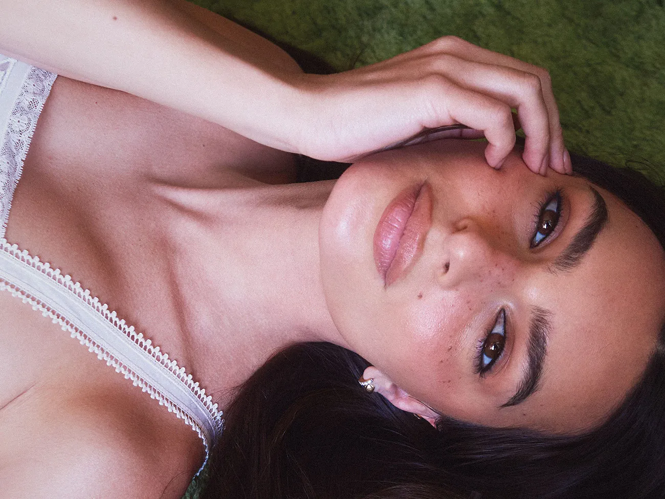 Elle Anh 07-08/2025: Emily Ratajkowski mặc Prada, chụp bởi Morgan Maher Elle Anh 07-08/2025: Emily Ratajkowski mặc Prada, chụp bởi Morgan Maher