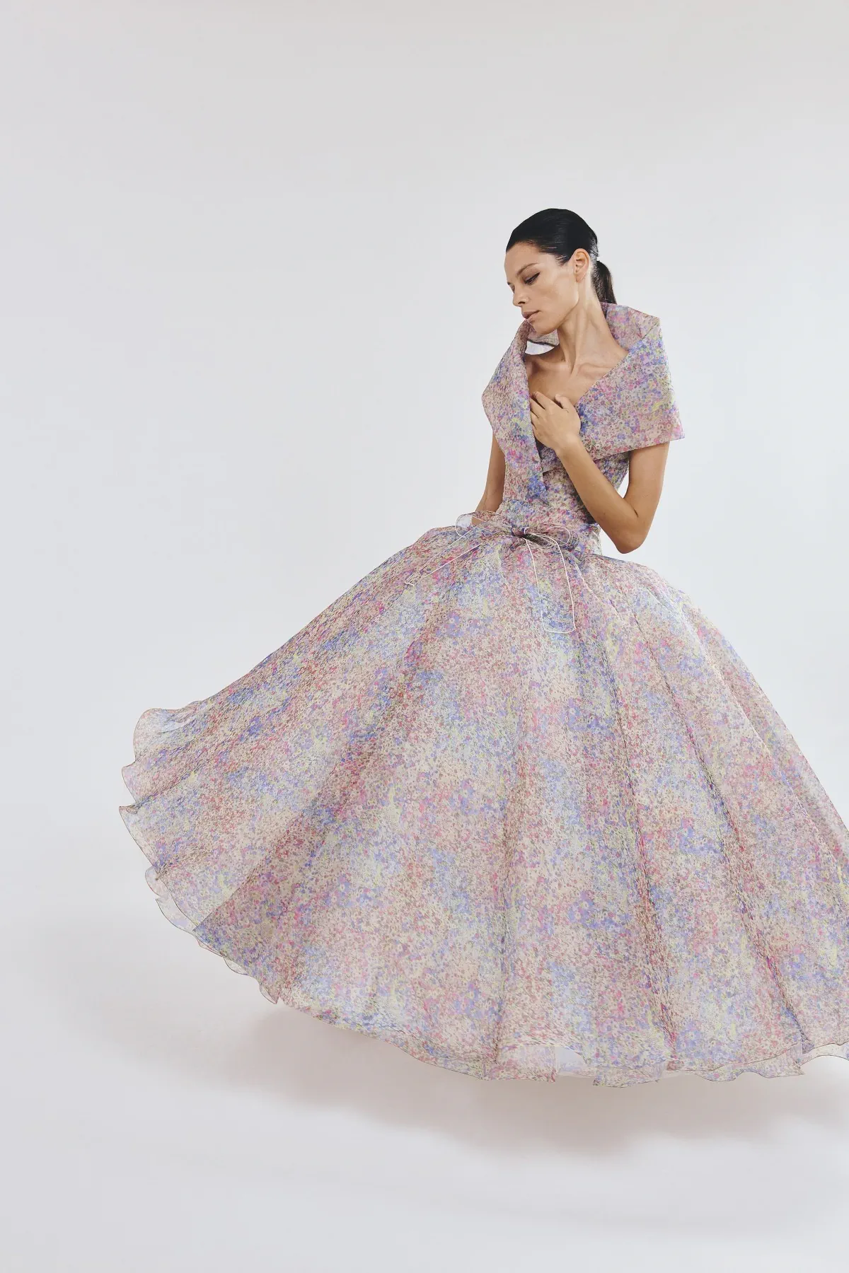 Giambattista Valli Haute Couture Thu/Đông 2025: Những nữ thần trong khu vườn Rococo