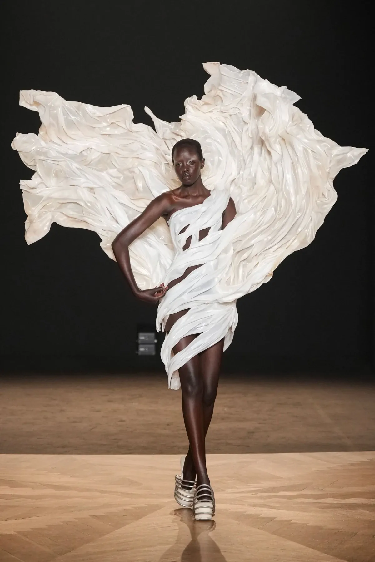 Iris van Herpen Haute Couture Thu/Đông 2025: Trang phục biết thở và đại dương phát sáng ngay giữa lòng Paris Iris van Herpen Haute Couture Thu/Đông 2025