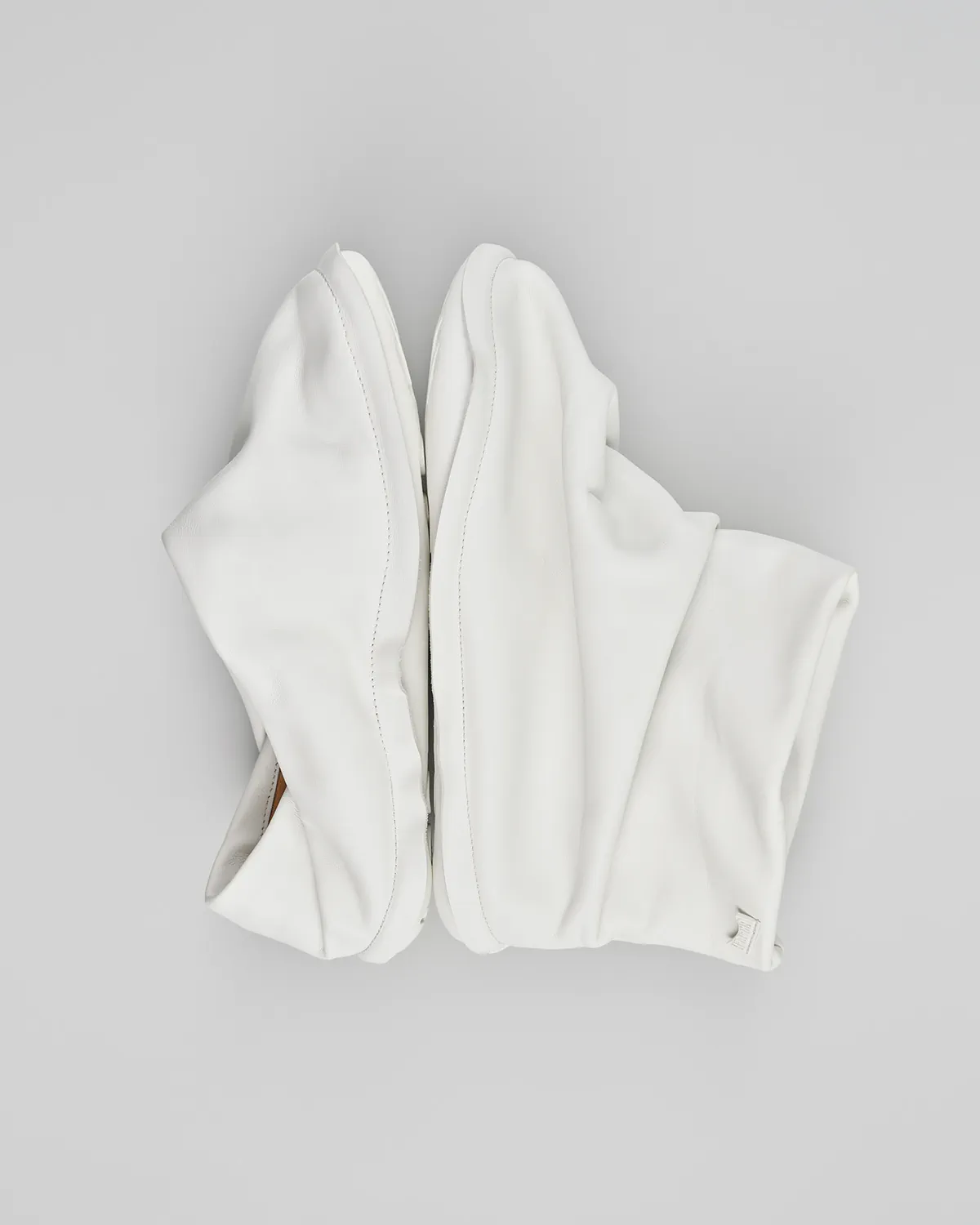 Issey Miyake và Camper: Khi triết lý “một mảnh vải” định hình nên đôi giày độc đáo Issey Miyake và Camper: Khi triết lý “một mảnh vải” định hình nên đôi giày độc đáo