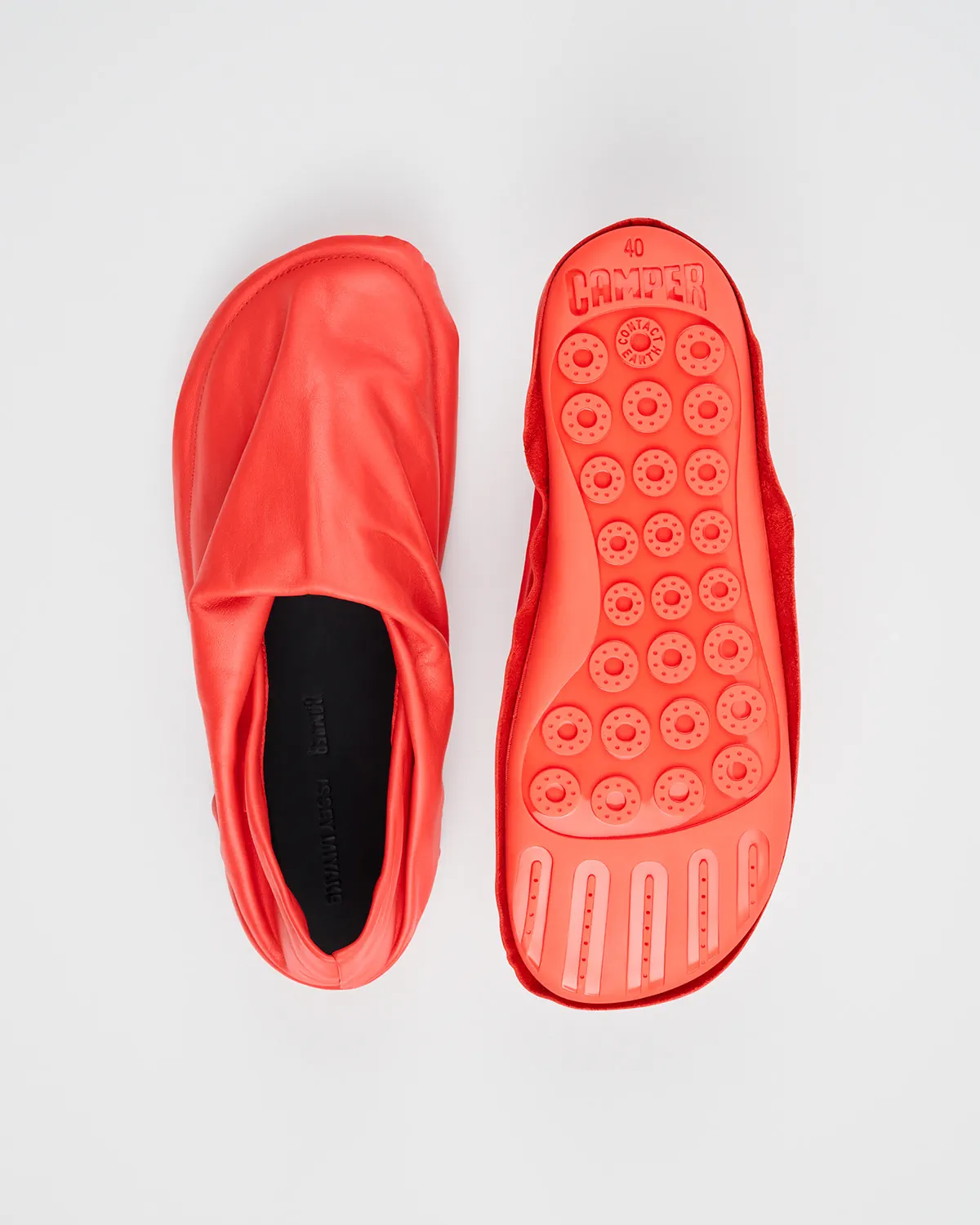Issey Miyake và Camper: Khi triết lý “một mảnh vải” định hình nên đôi giày độc đáo Issey Miyake và Camper: Khi triết lý “một mảnh vải” định hình nên đôi giày độc đáo