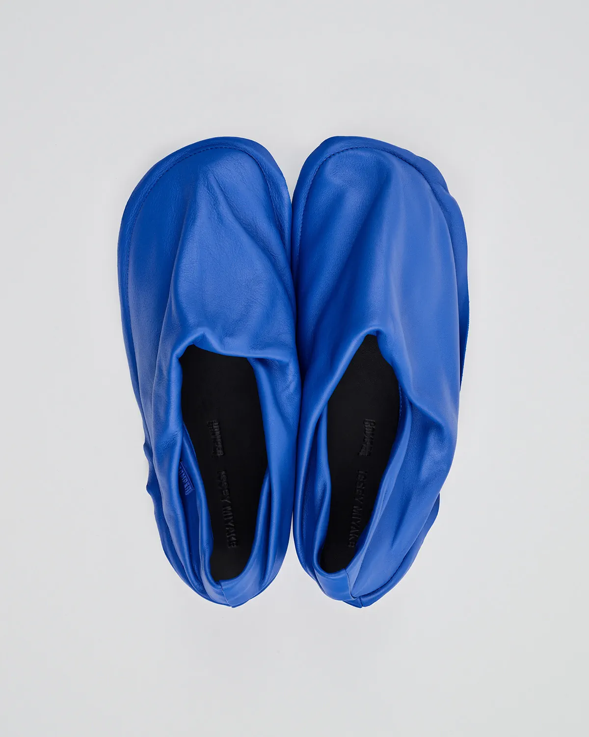 Issey Miyake và Camper: Khi triết lý “một mảnh vải” định hình nên đôi giày độc đáo Issey Miyake và Camper: Khi triết lý “một mảnh vải” định hình nên đôi giày độc đáo