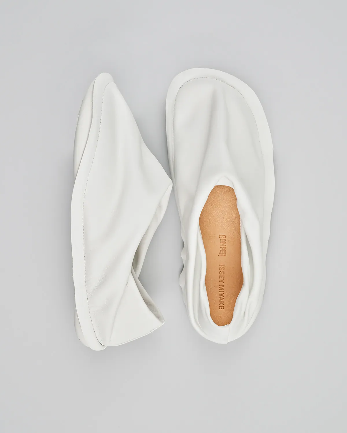 Issey Miyake và Camper: Khi triết lý “một mảnh vải” định hình nên đôi giày độc đáo Issey Miyake và Camper: Khi triết lý “một mảnh vải” định hình nên đôi giày độc đáo