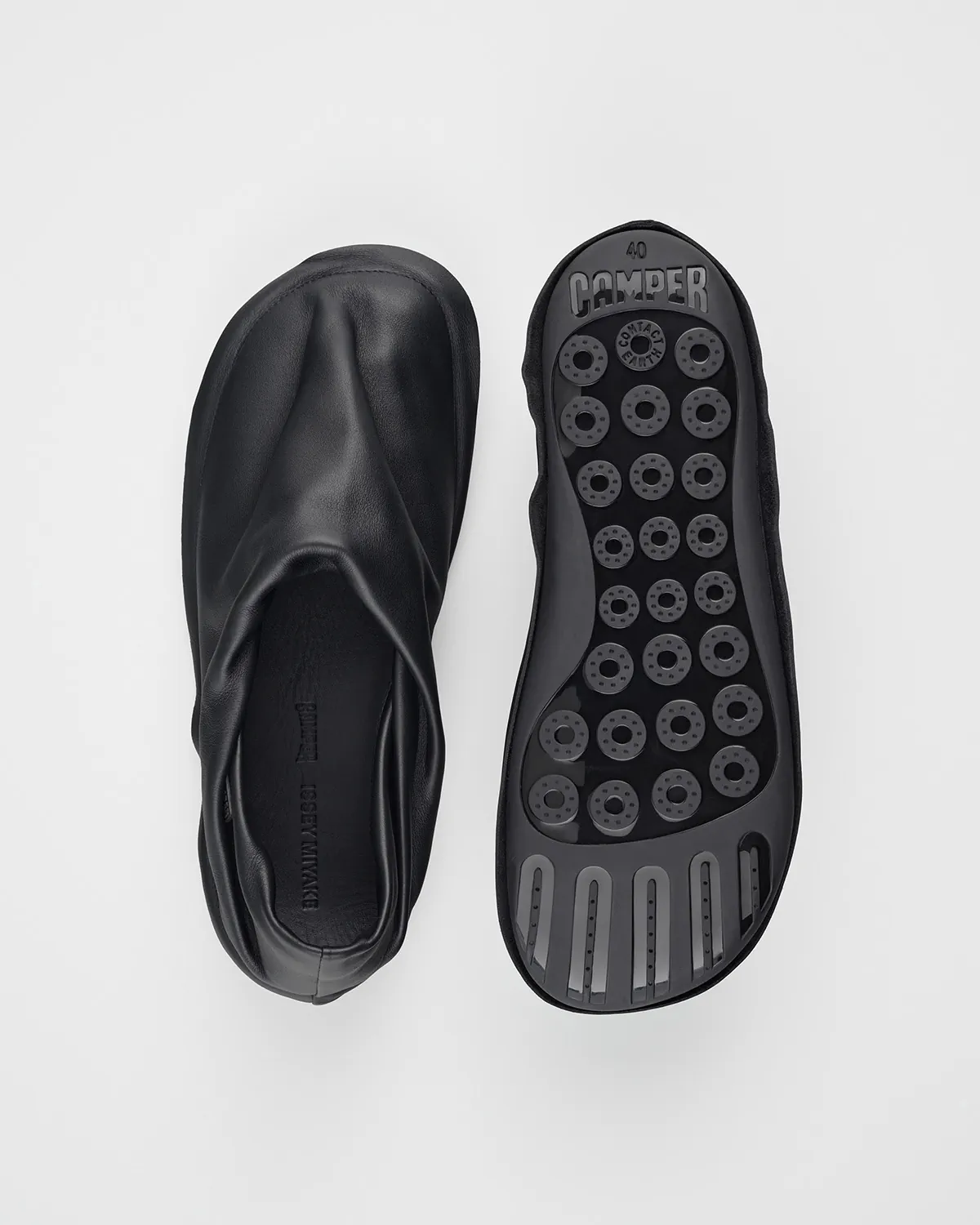 Issey Miyake và Camper: Khi triết lý “một mảnh vải” định hình nên đôi giày độc đáo Issey Miyake và Camper: Khi triết lý “một mảnh vải” định hình nên đôi giày độc đáo