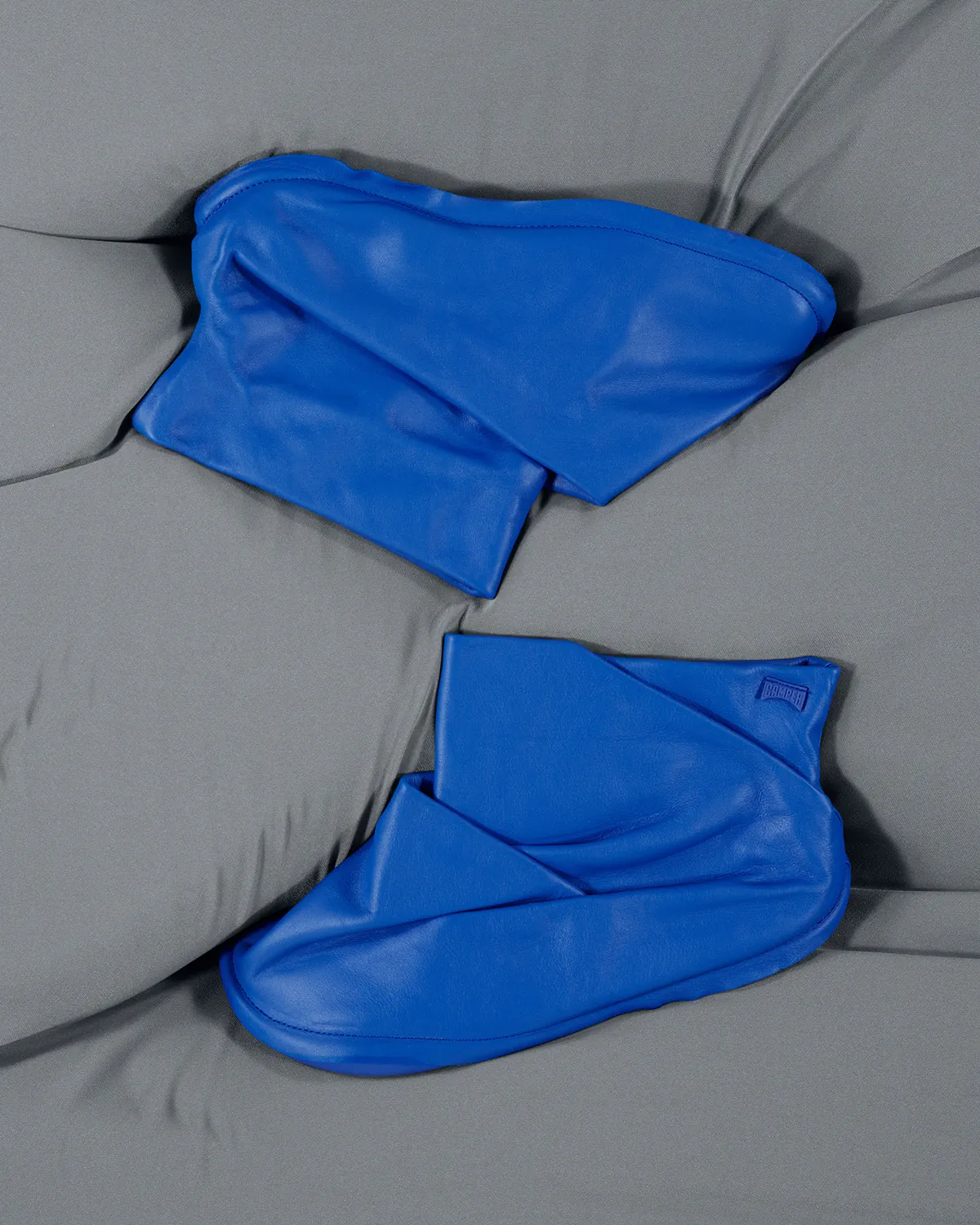 Issey Miyake và Camper: Khi triết lý “một mảnh vải” định hình nên đôi giày độc đáo Issey Miyake và Camper: Khi triết lý “một mảnh vải” định hình nên đôi giày độc đáo