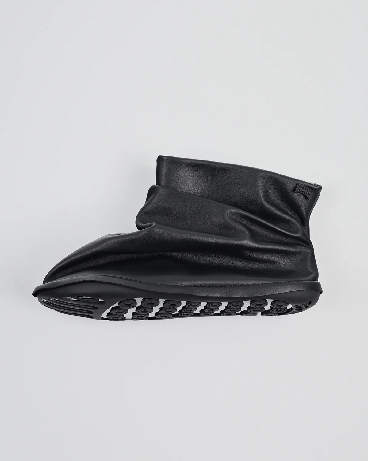 Issey Miyake và Camper: Khi triết lý “một mảnh vải” định hình nên đôi giày độc đáo Issey Miyake và Camper: Khi triết lý “một mảnh vải” định hình nên đôi giày độc đáo