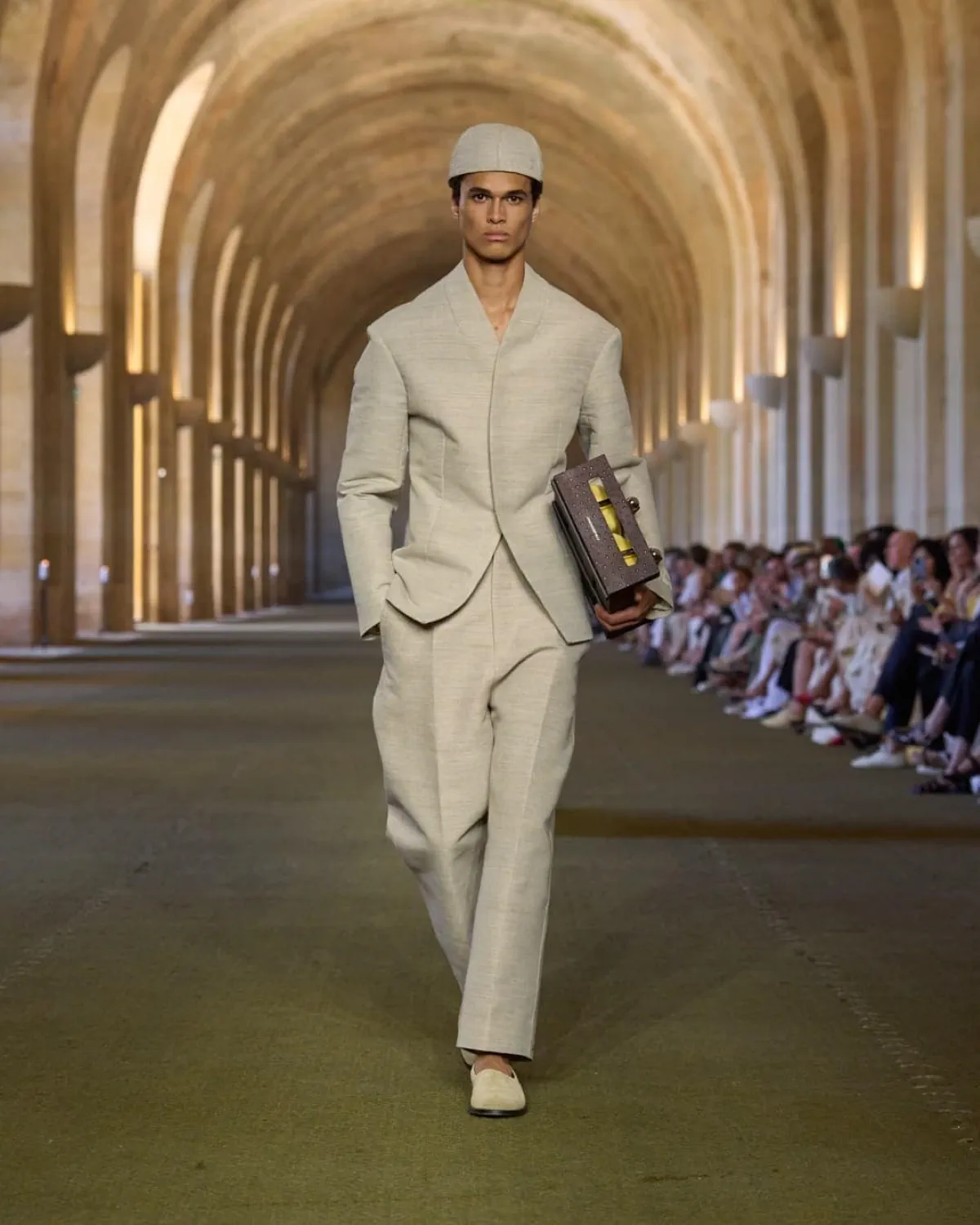Jacquemus Xuân/Hè 2026 tôn vinh nguồn gốc của nhà thiết kế Jacquemus Xuân/Hè 2026 tôn vinh nguồn gốc của nhà thiết kế