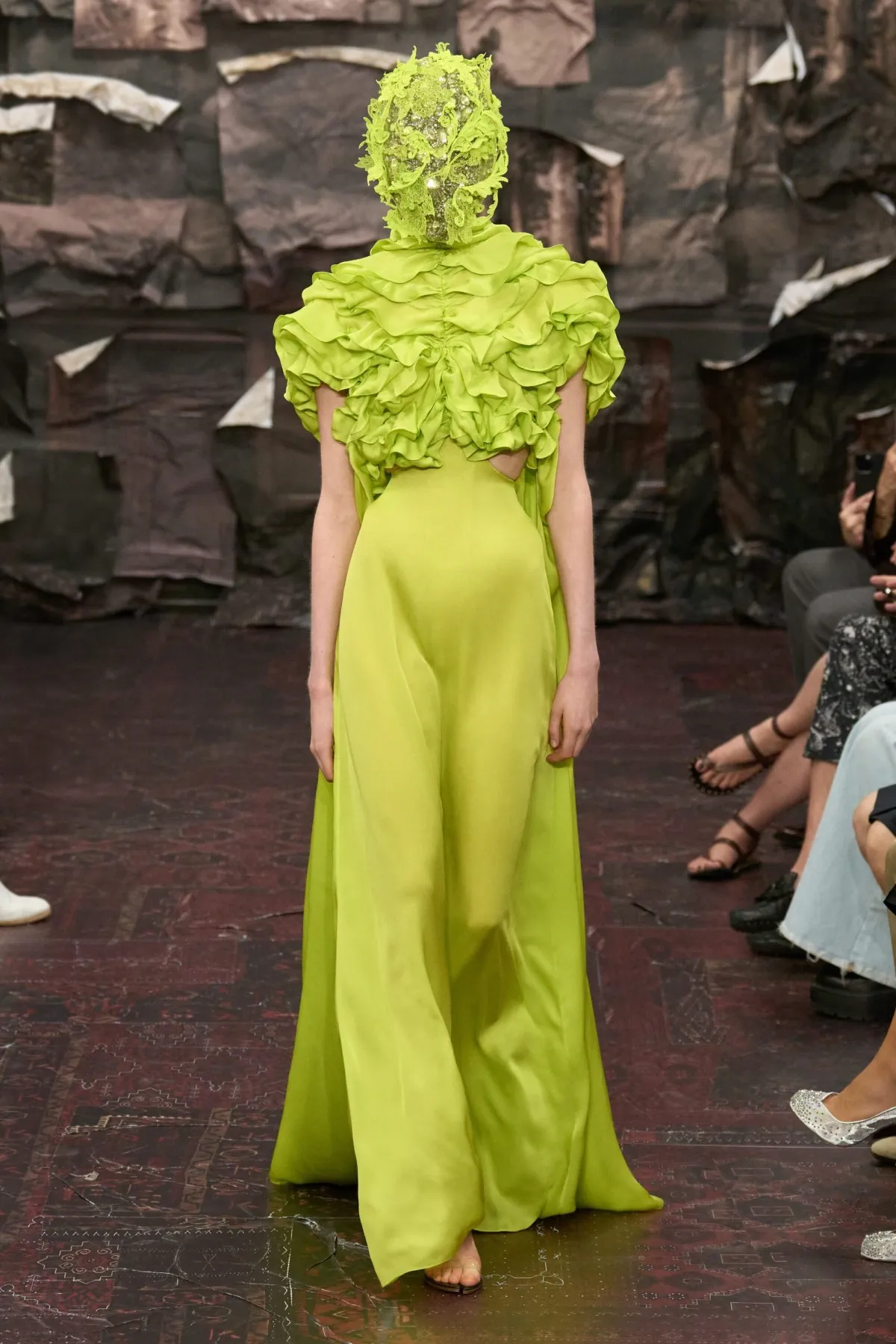 Maison Margiela Artisanal Haute Couture Thu/Đông 2025: Glenn Martens viết lại di sản bằng ngôn ngữ Gothic Maison Margiela Artisanal Haute Couture Thu-Đông 2025