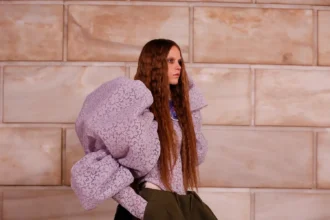 Marc Jacobs Thu/Đông 2025 phá vỡ mọi quy tắc về tỷ lệ